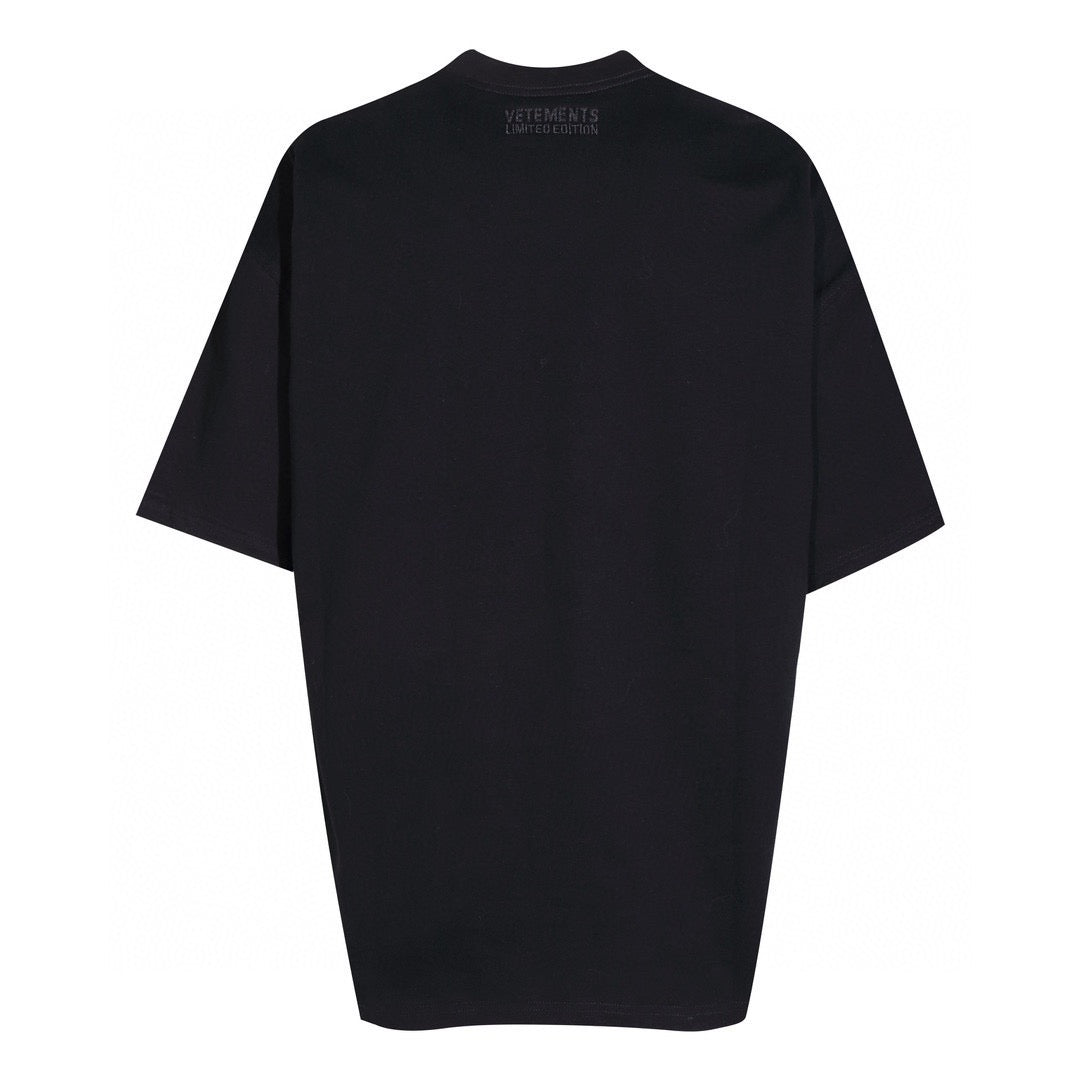 Schwarzes, weißes und lila T-Shirt