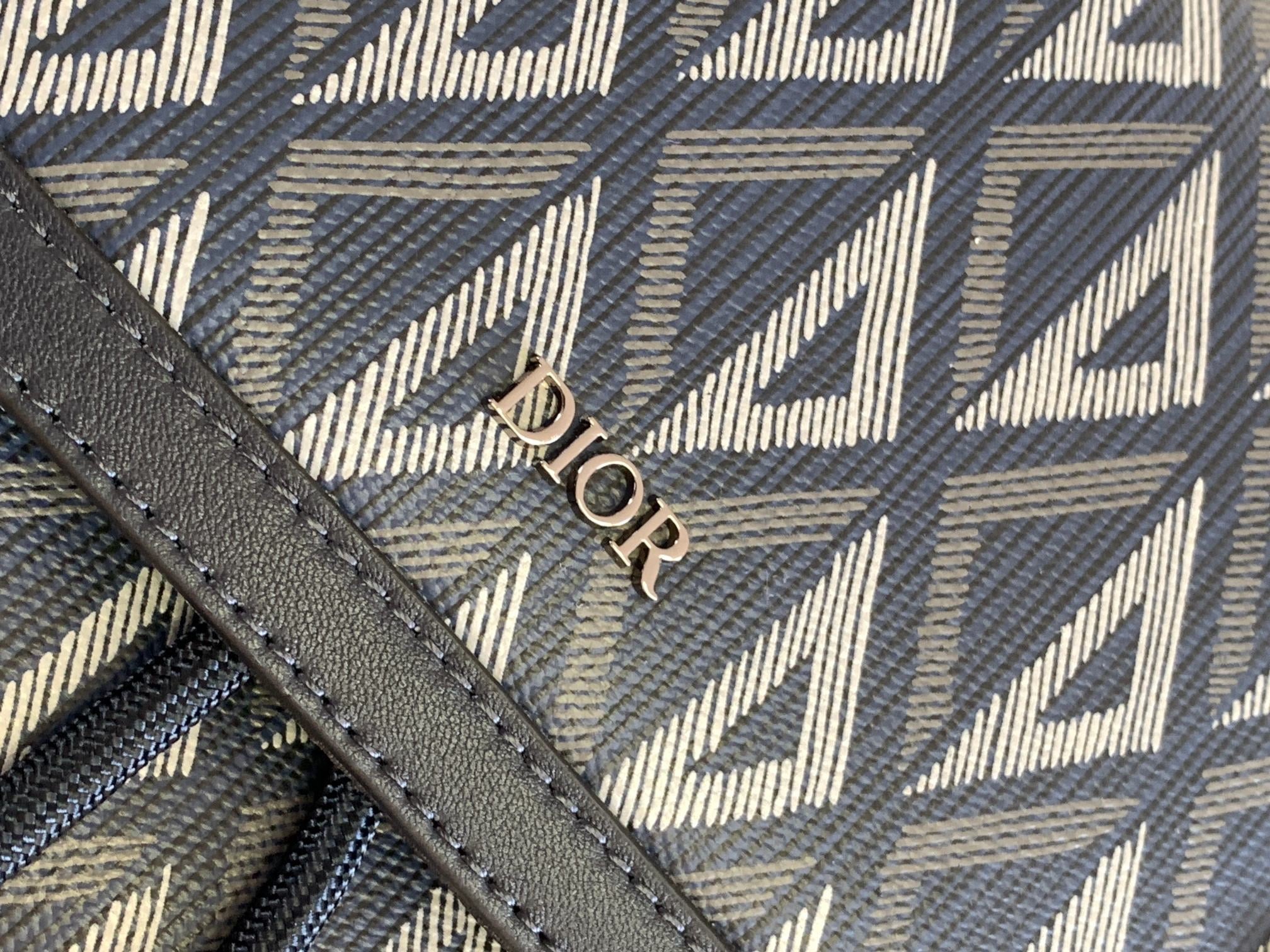Dunkelblaue Tasche
