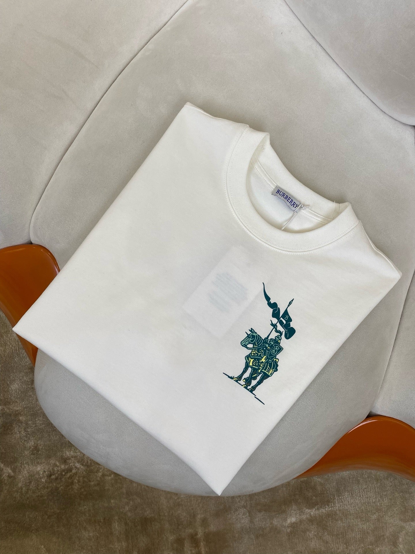 Grün-weißes T-Shirt