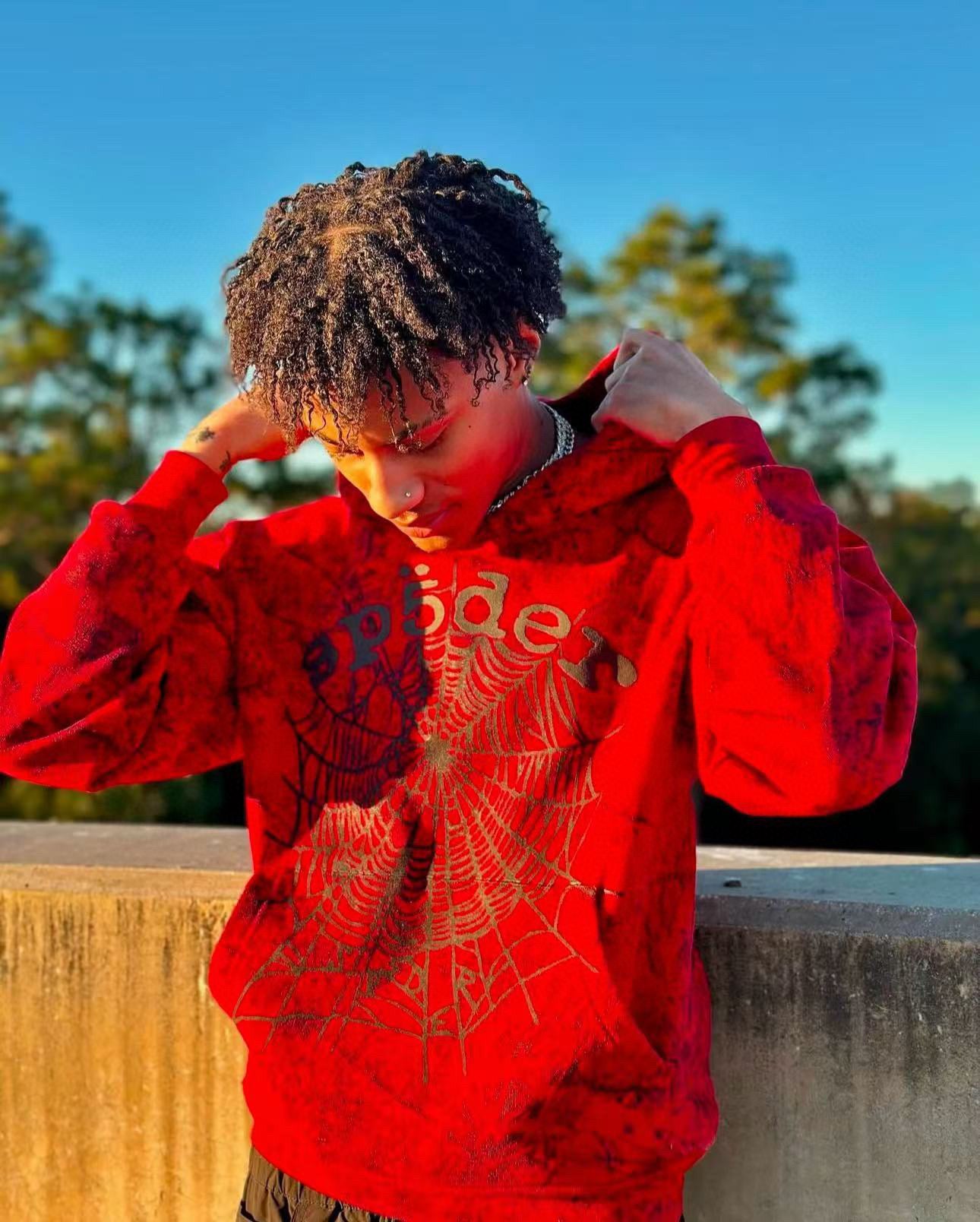 Roter Kapuzenpullover