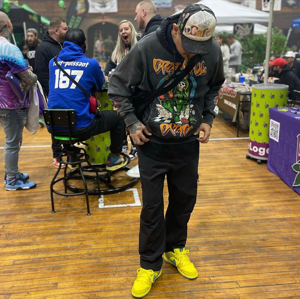 Schwarzgrauer Hoodie