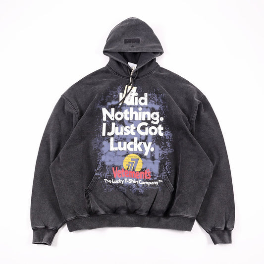 جارزة سوداء بقبعة شتوية