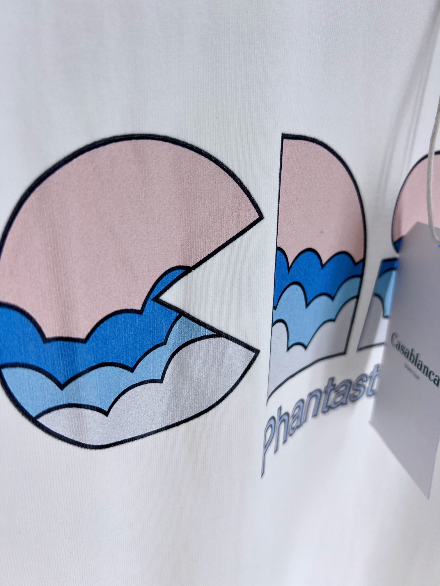 Graues und weißes T-Shirt