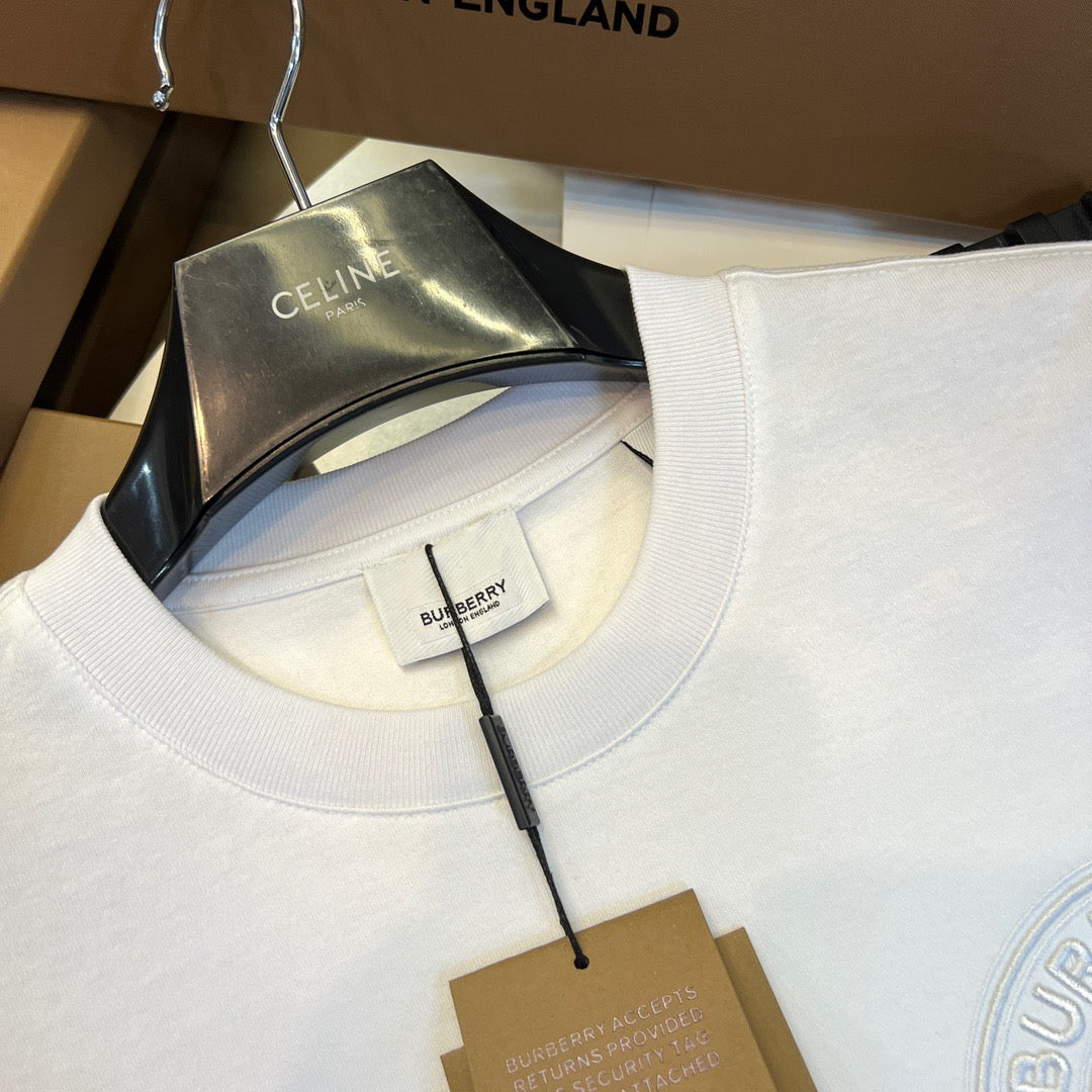 Schwarz-weißes T-Shirt