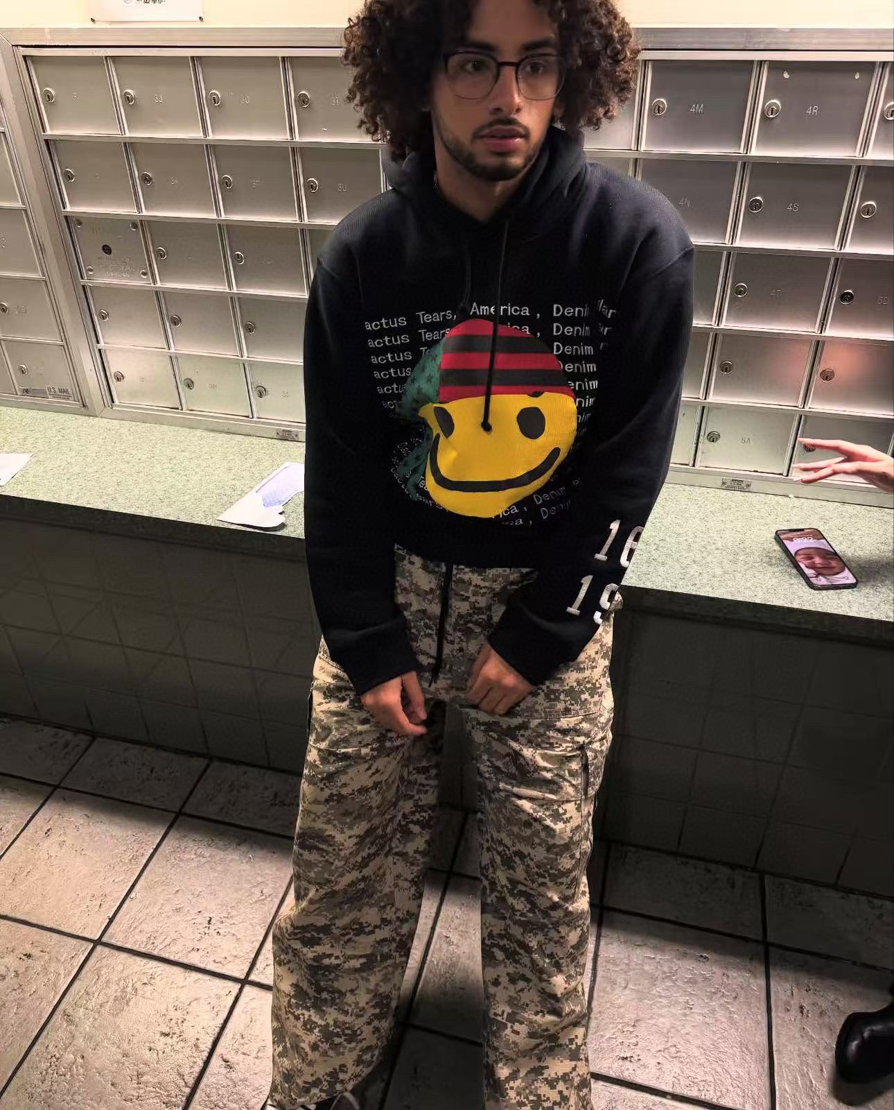 جارزة سوداء بقبعة شتوية