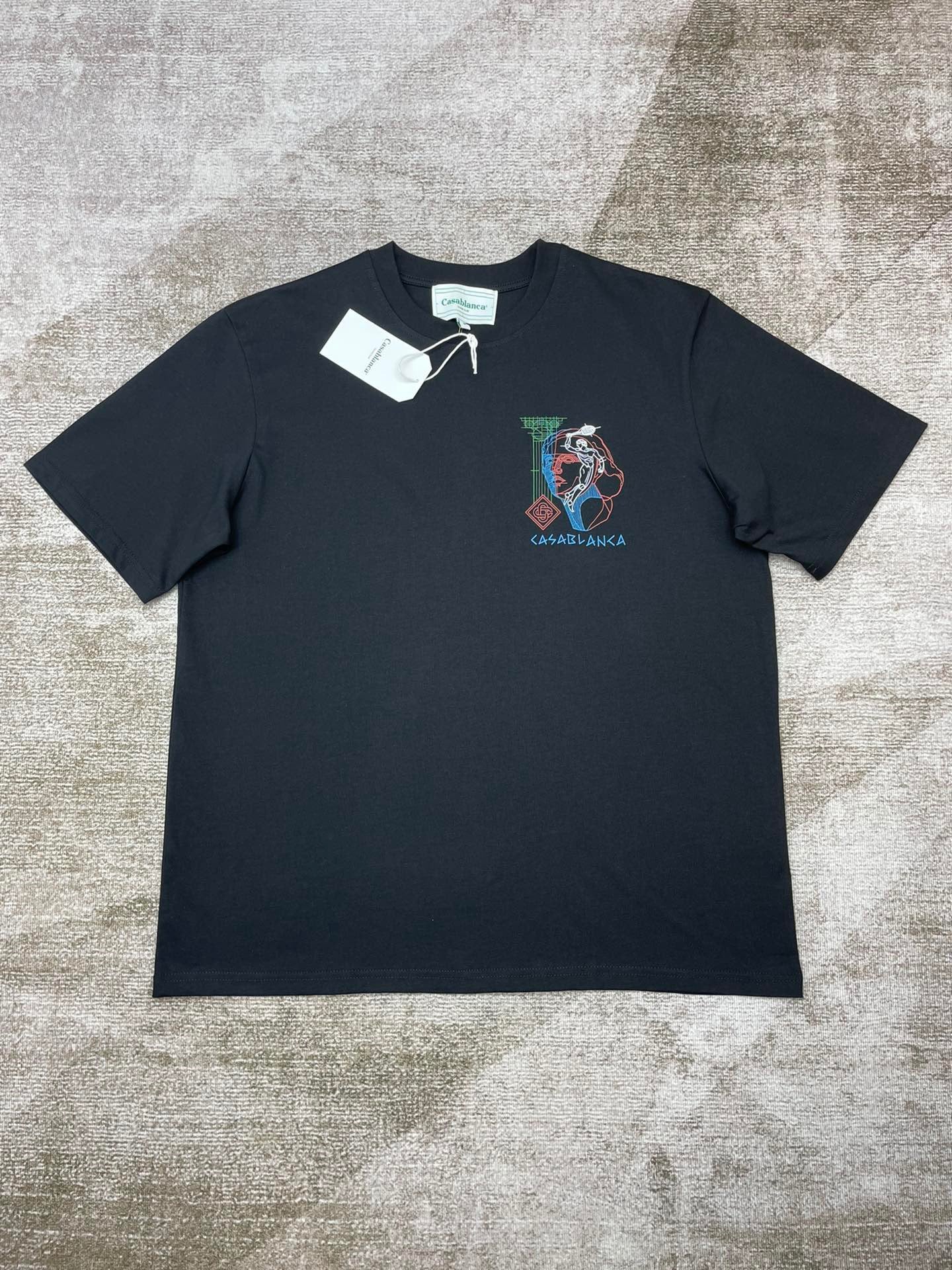 Schwarz-weißes T-Shirt