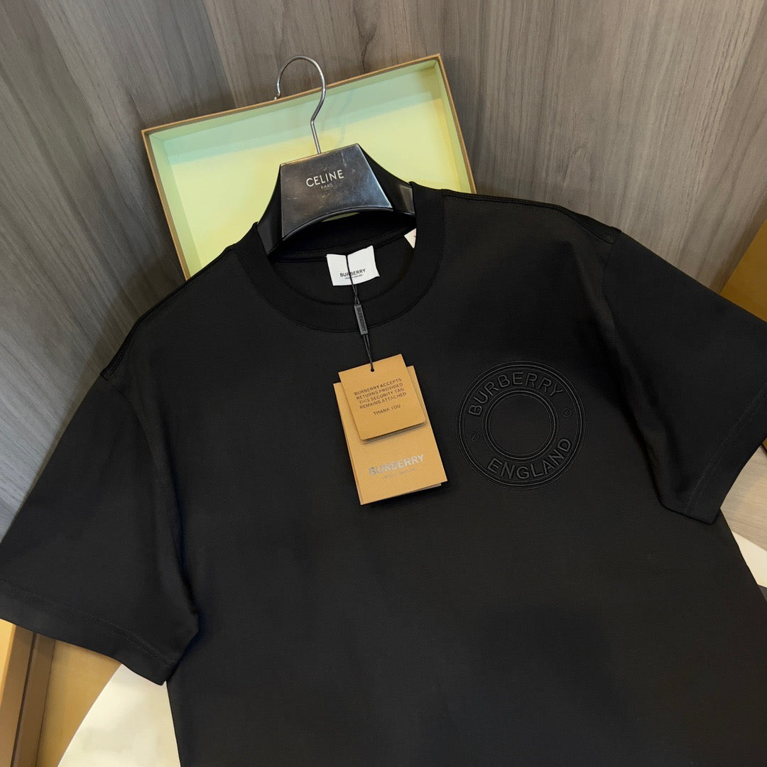 Schwarz-weißes T-Shirt