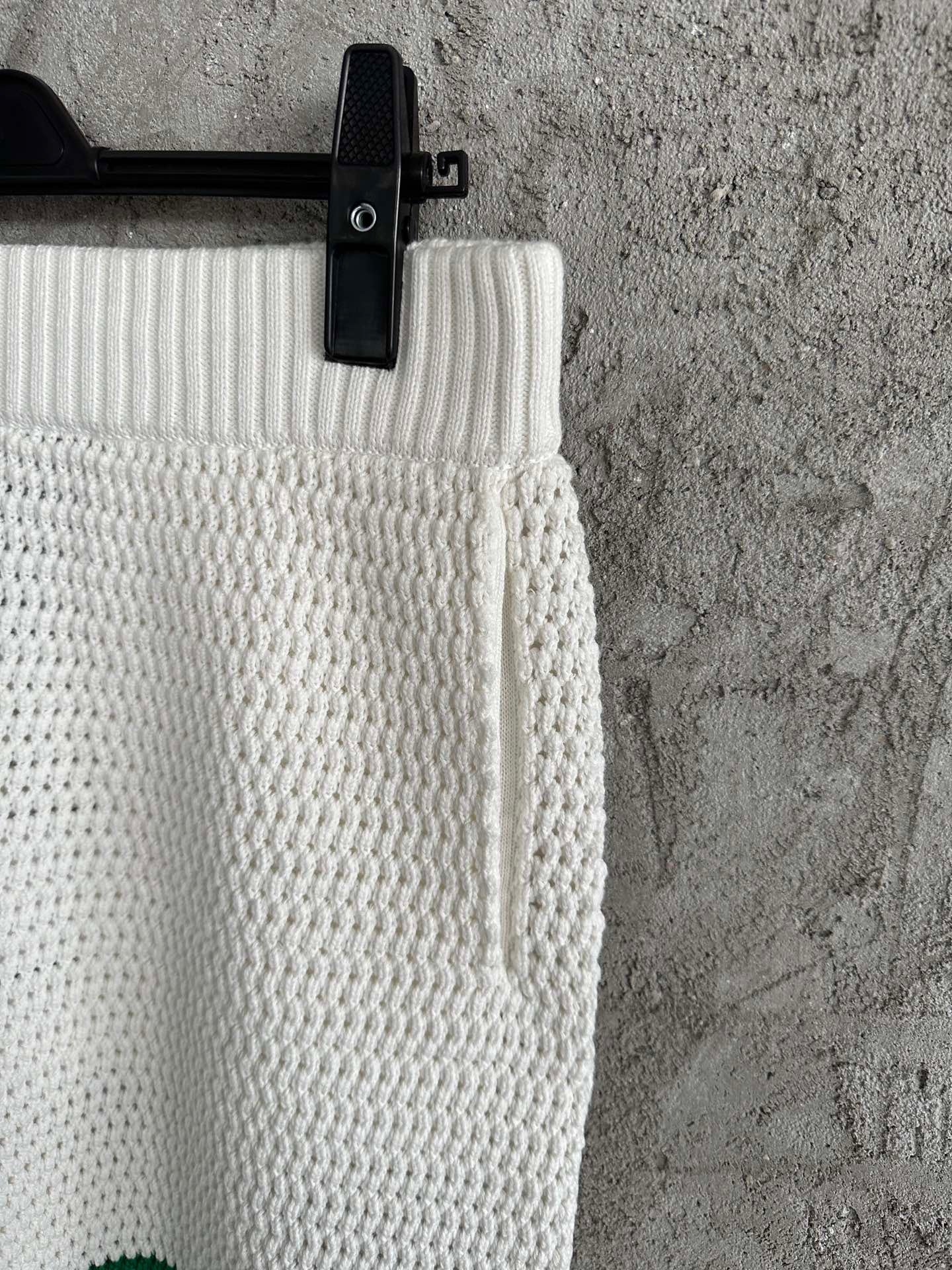 Weiß grün Short