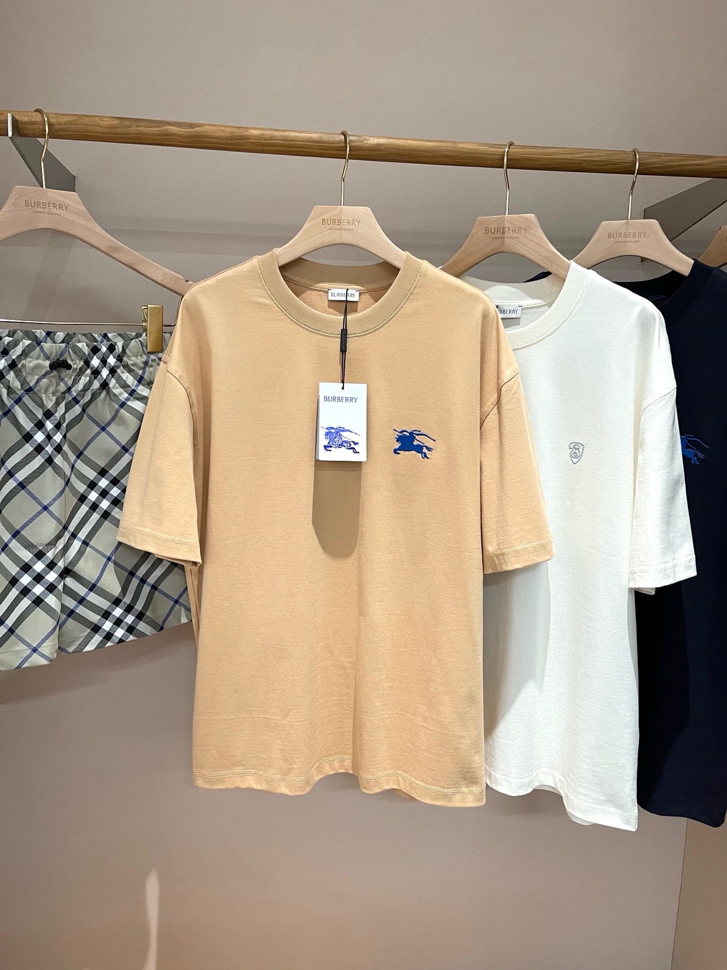 Dunkelblaues und khakifarbenes T-Shirt