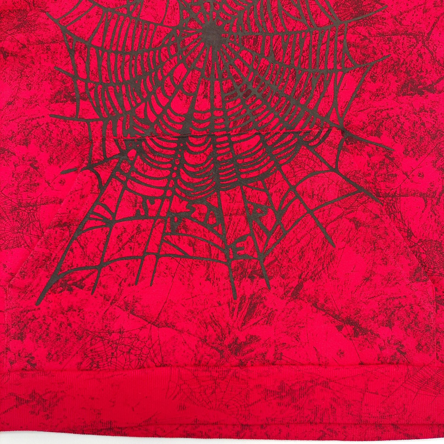 Roter Kapuzenpullover