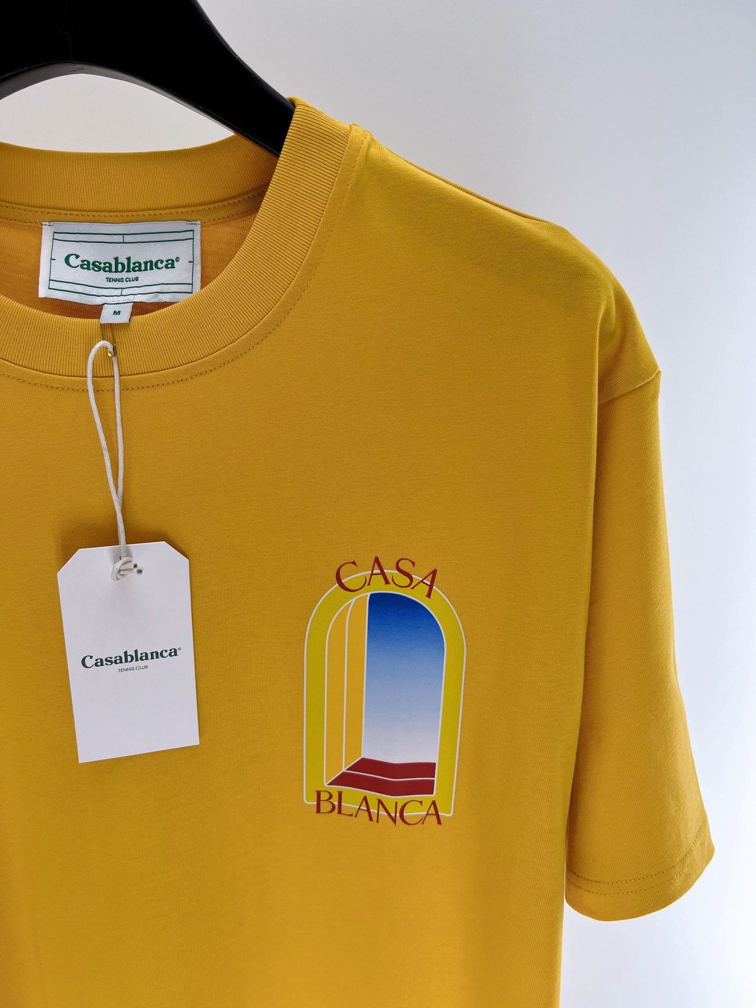 Gelbes und weißes T-Shirt