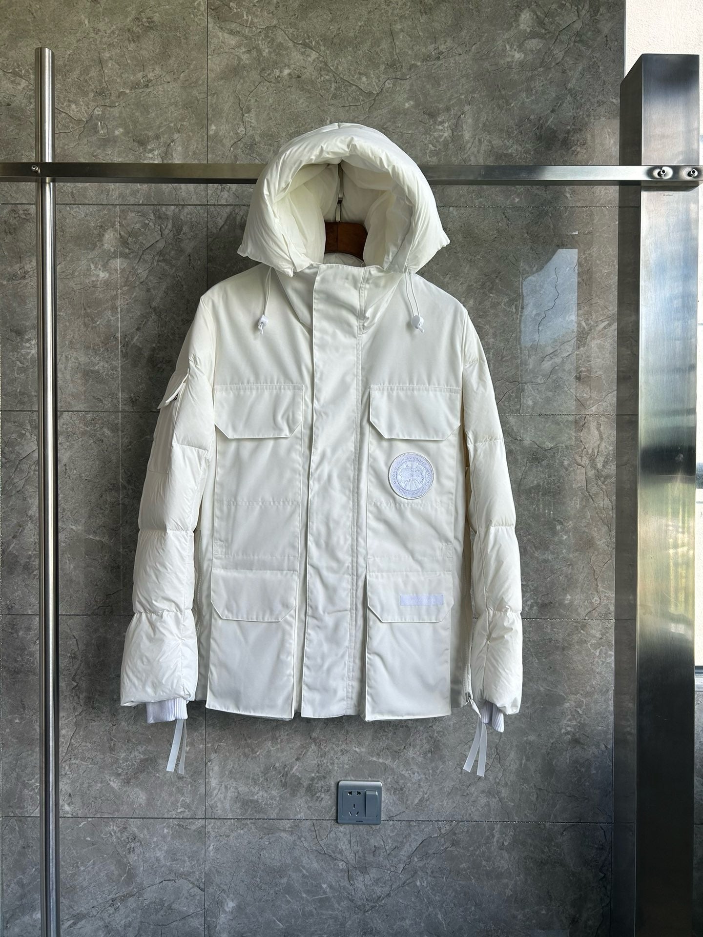 Weiße, graue und schwarze Jacke
