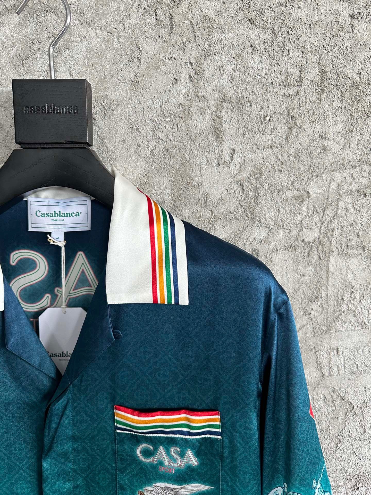 قميص متعدد الألوان