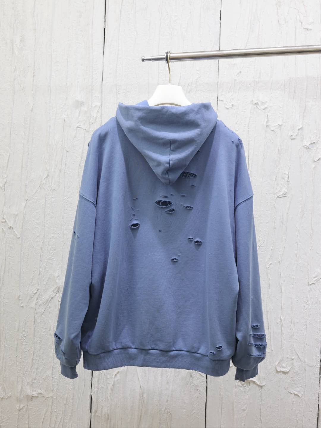 Blauer und schwarzer Kapuzenpullover
