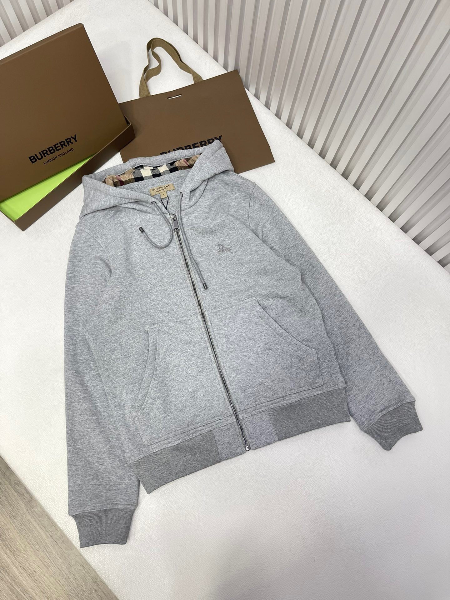 Schwarze und graue Jacke