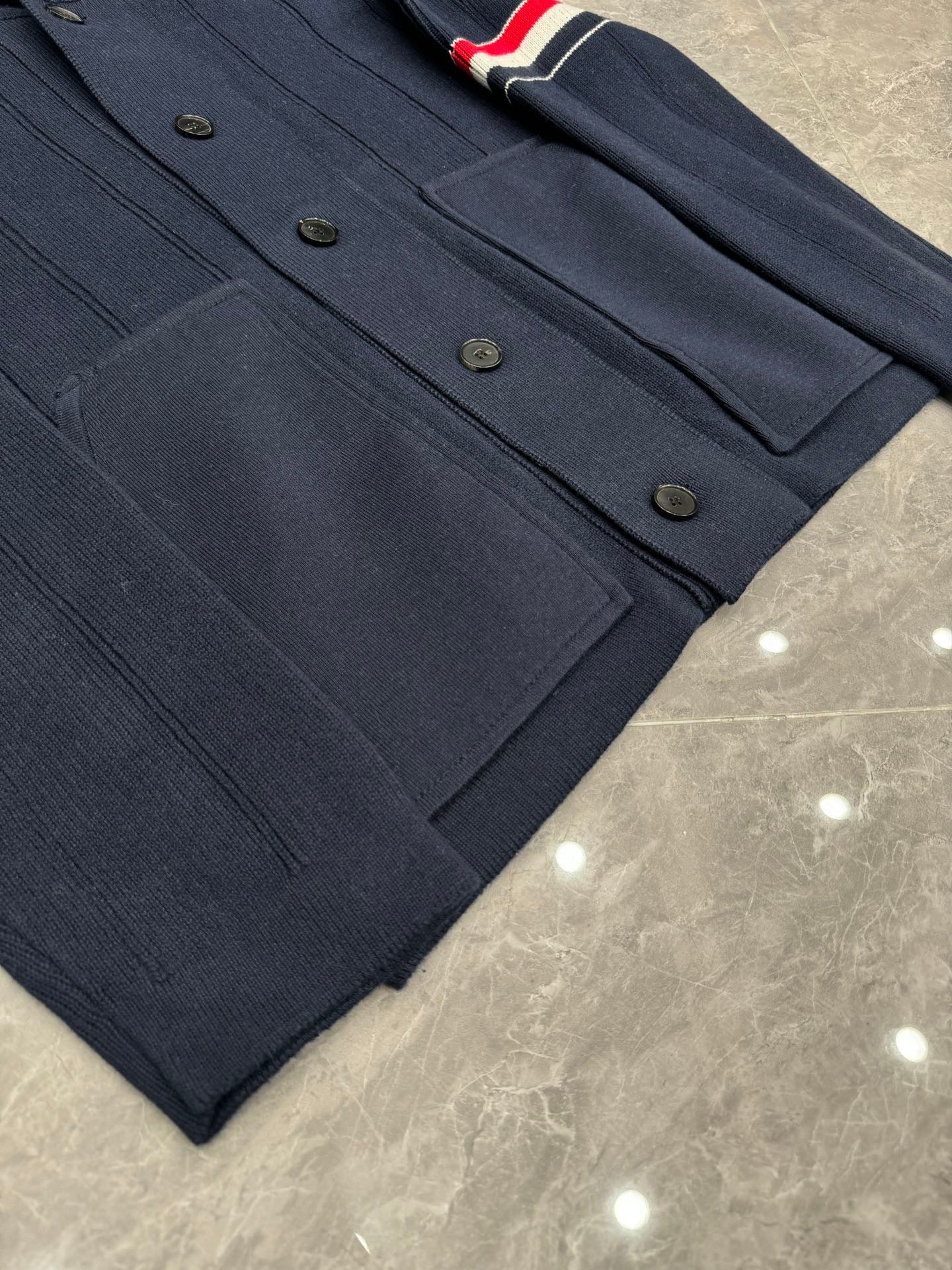 سترة متعددة الألوان