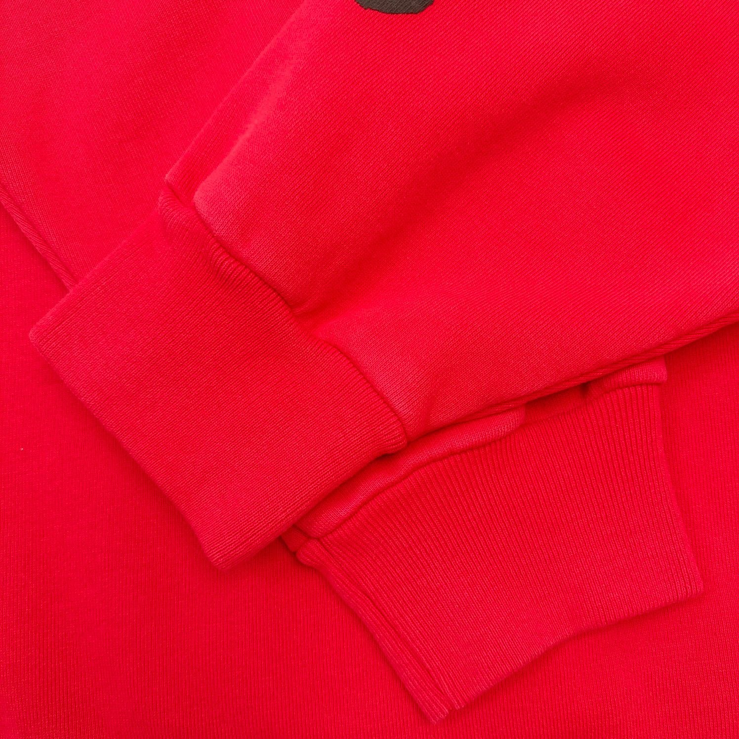 Roter Kapuzenpullover