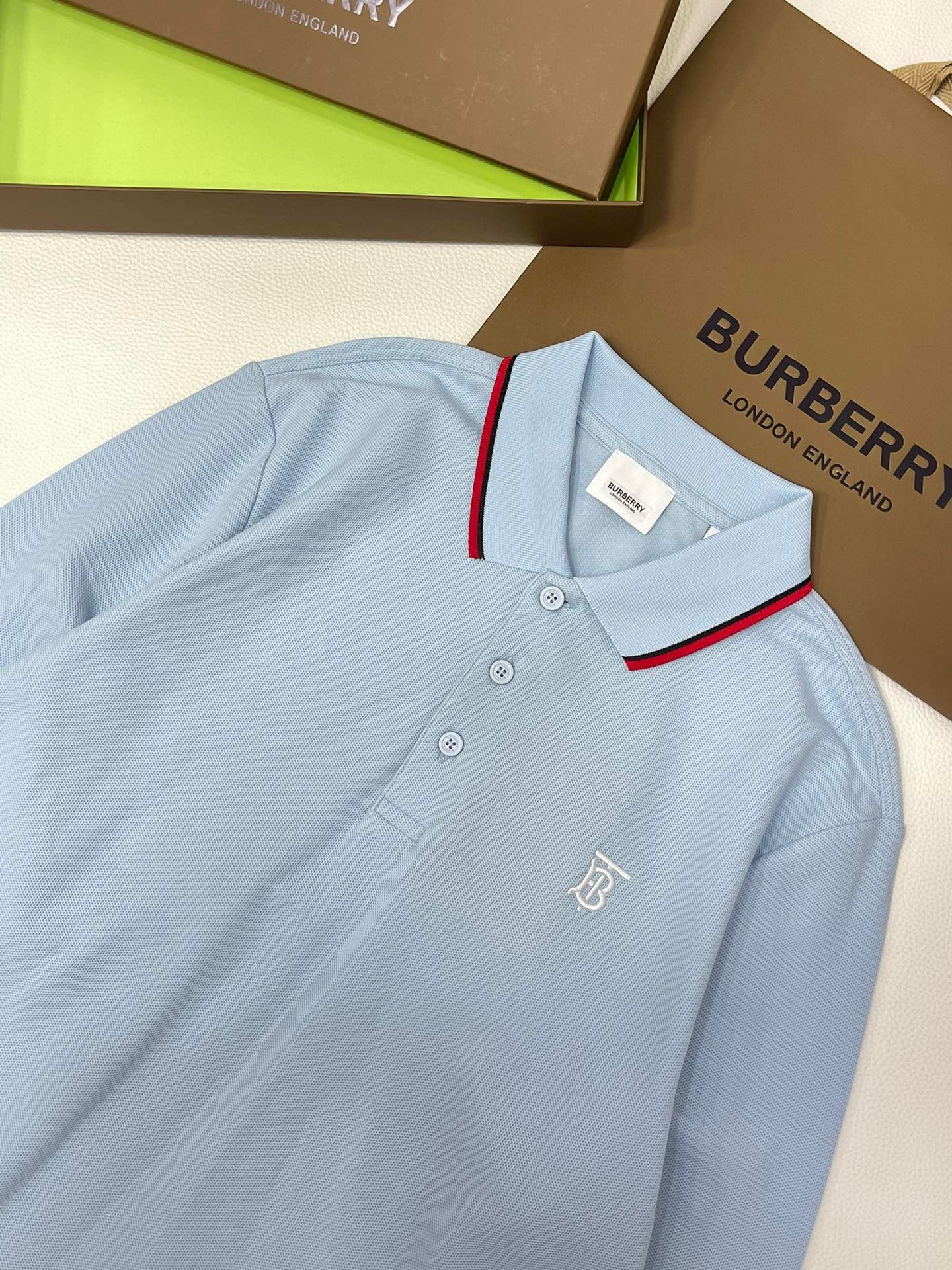 Poloshirt in Schwarz, Weiß, Marineblau und Hellblau