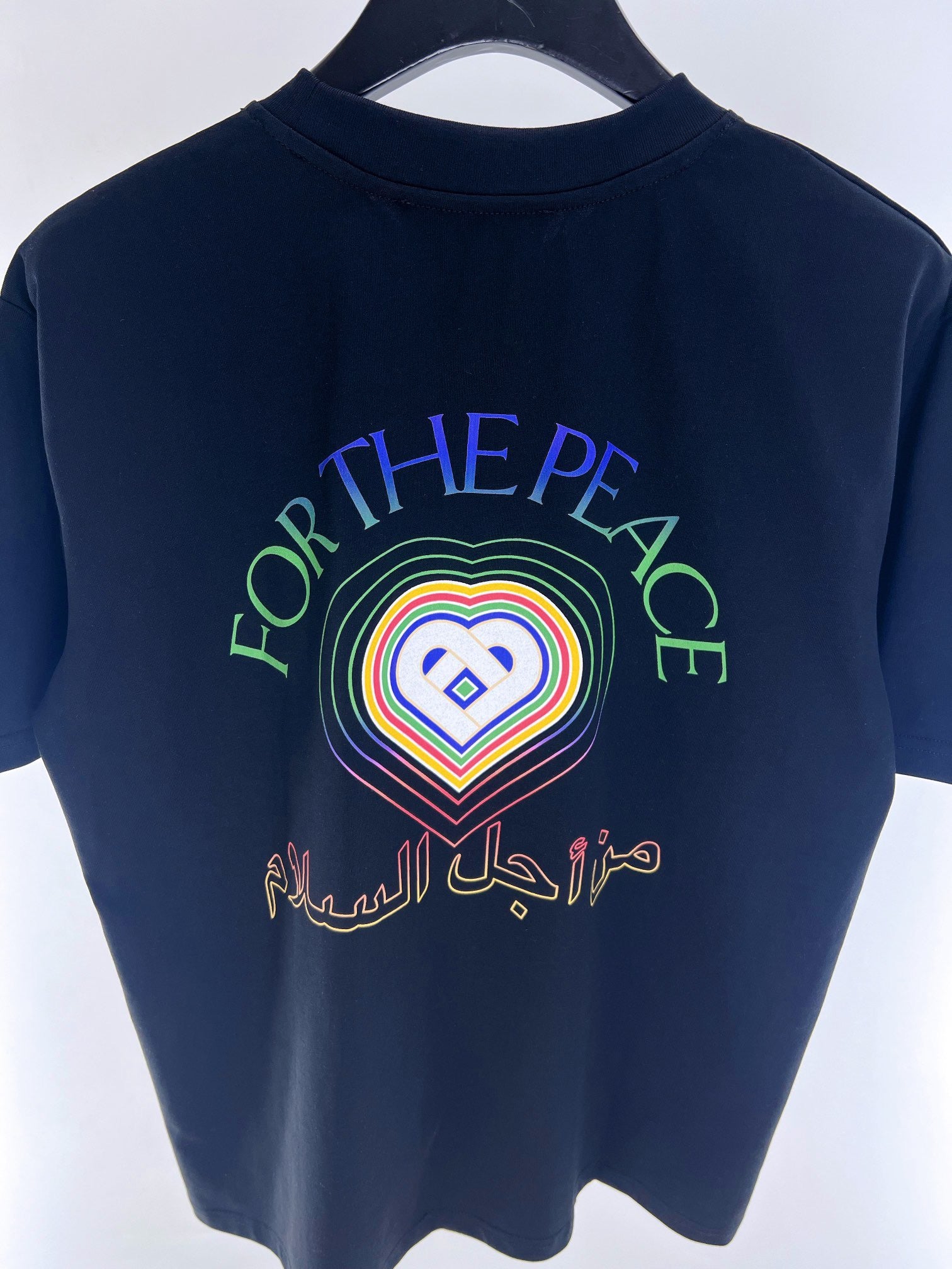 Weißes und blaues T-Shirt