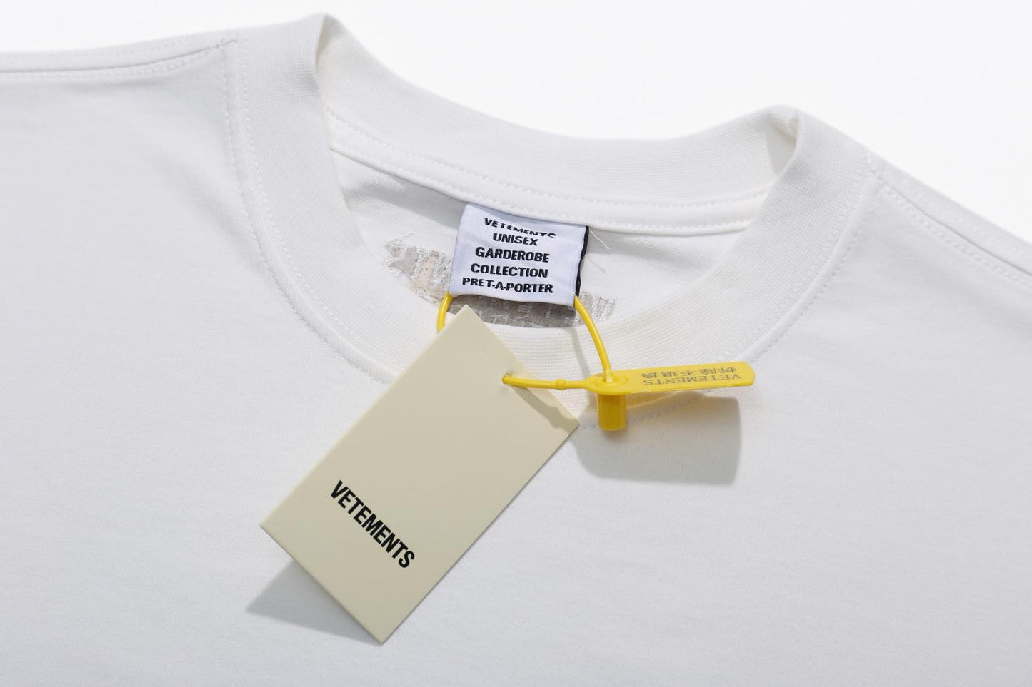 Weißes und schwarzes T-Shirt