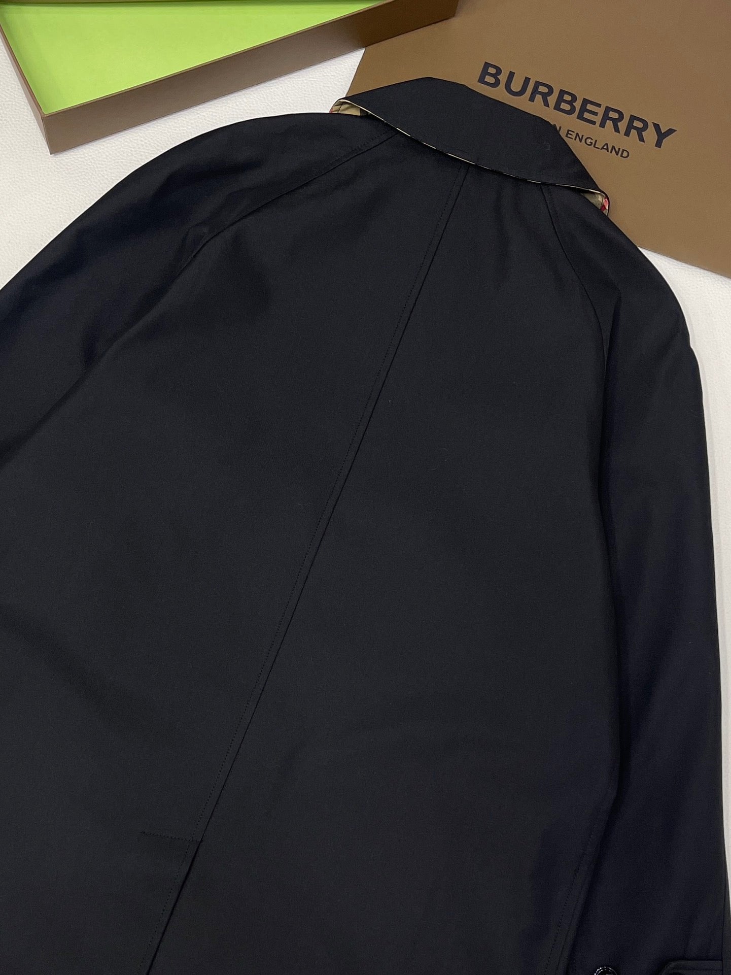 Schwarze und khakifarbene Jacke