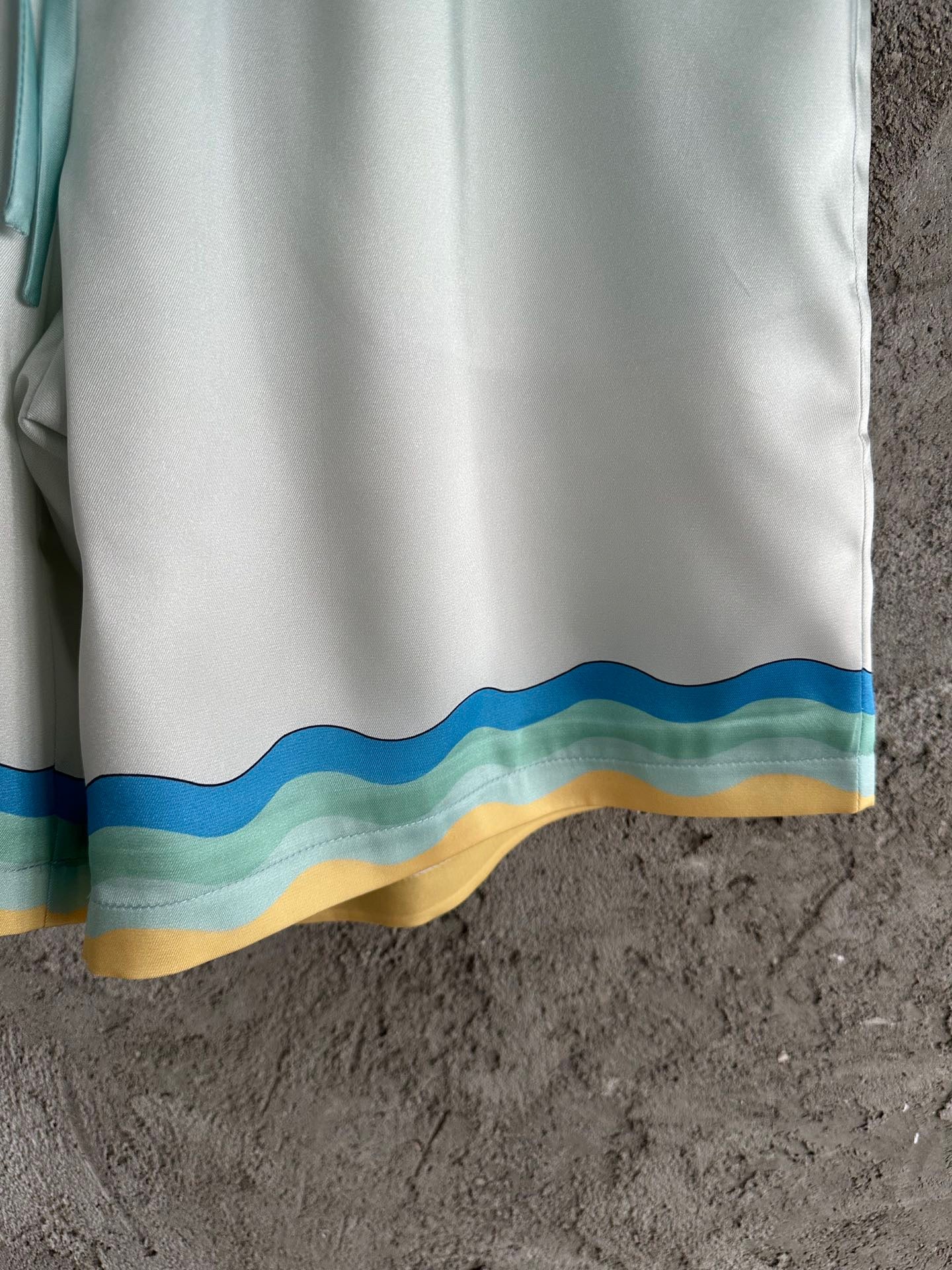 Himmelblaue Shorts
