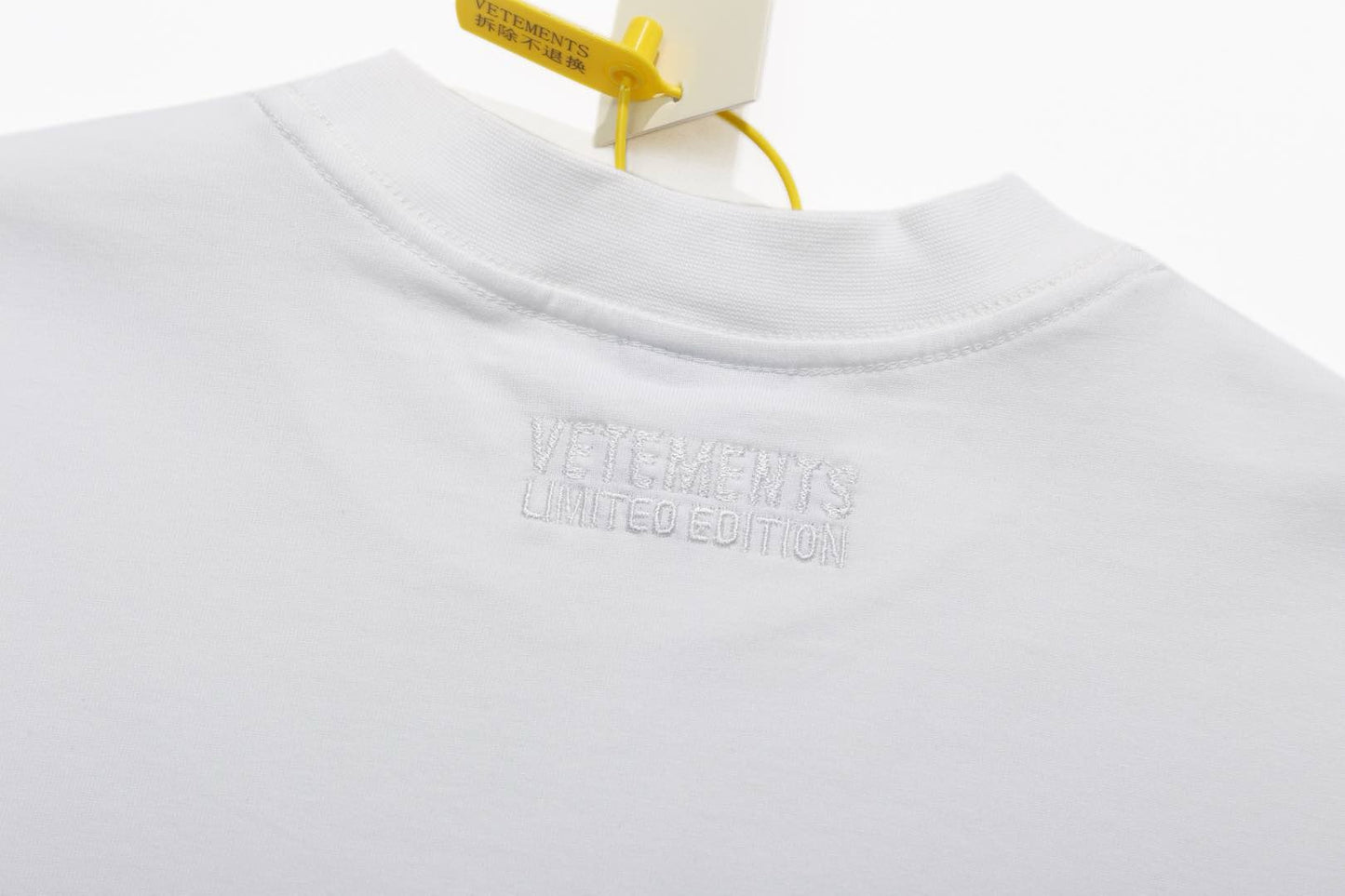 تي شيرت أبيض وأسود