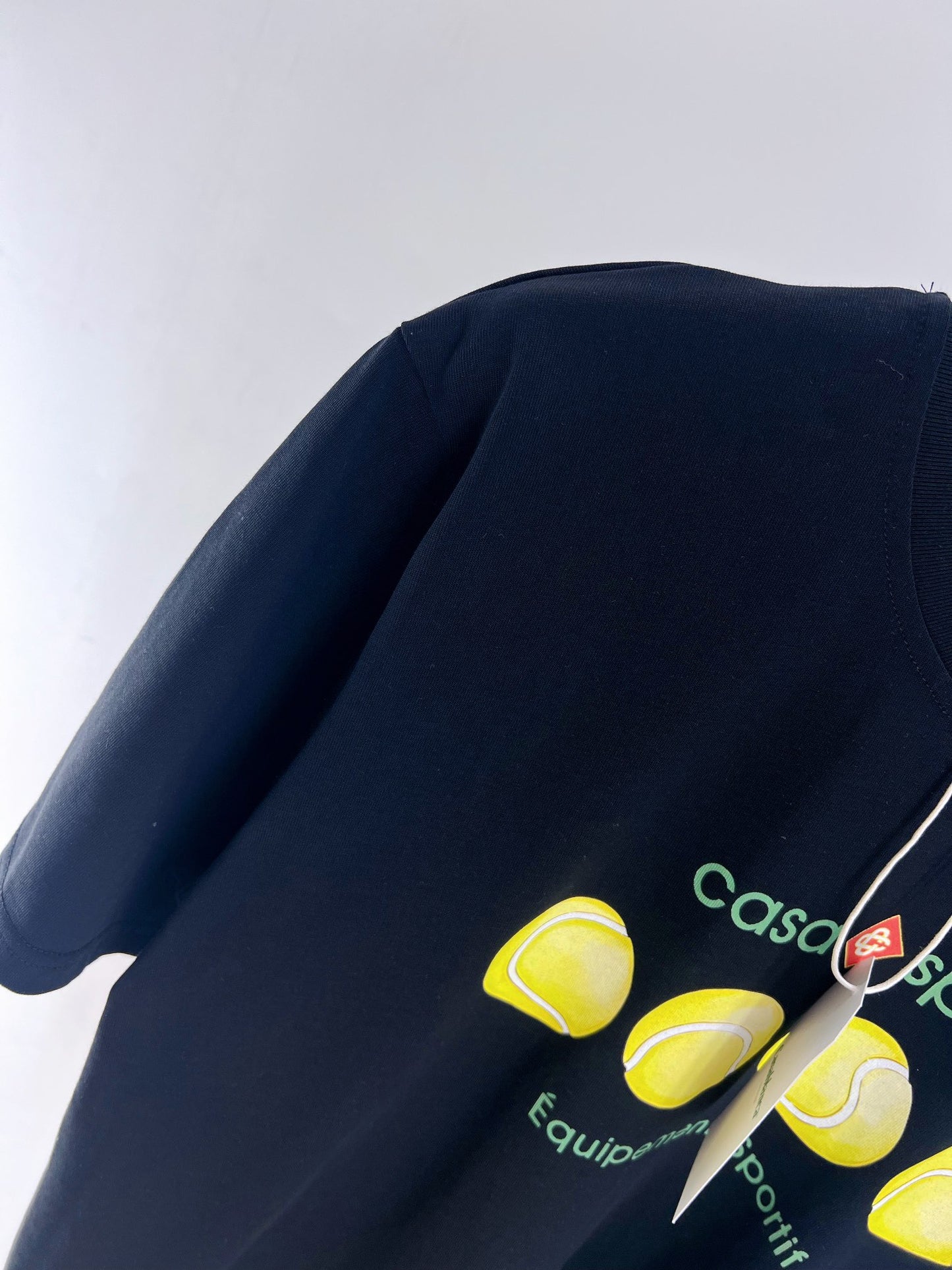 Camiseta azul y blanca