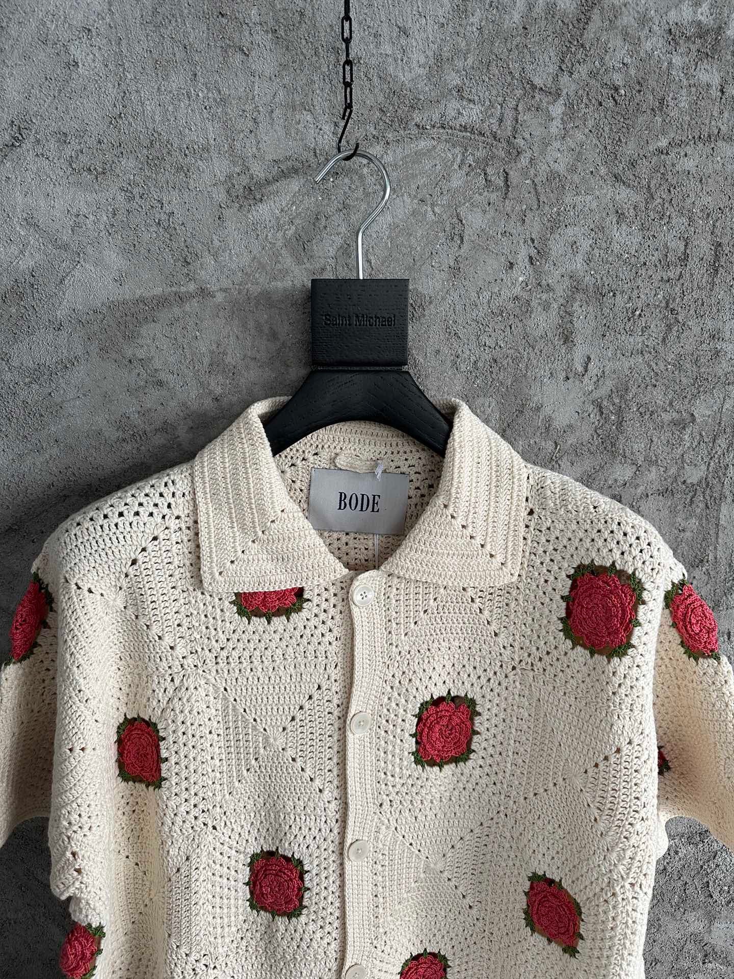 قميص متعدد الألوان