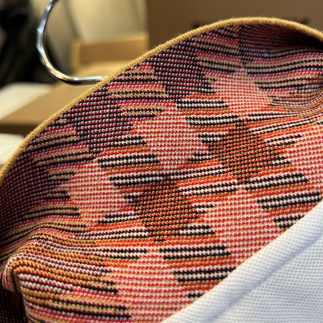 Schwarz-weiß-blaues Polo