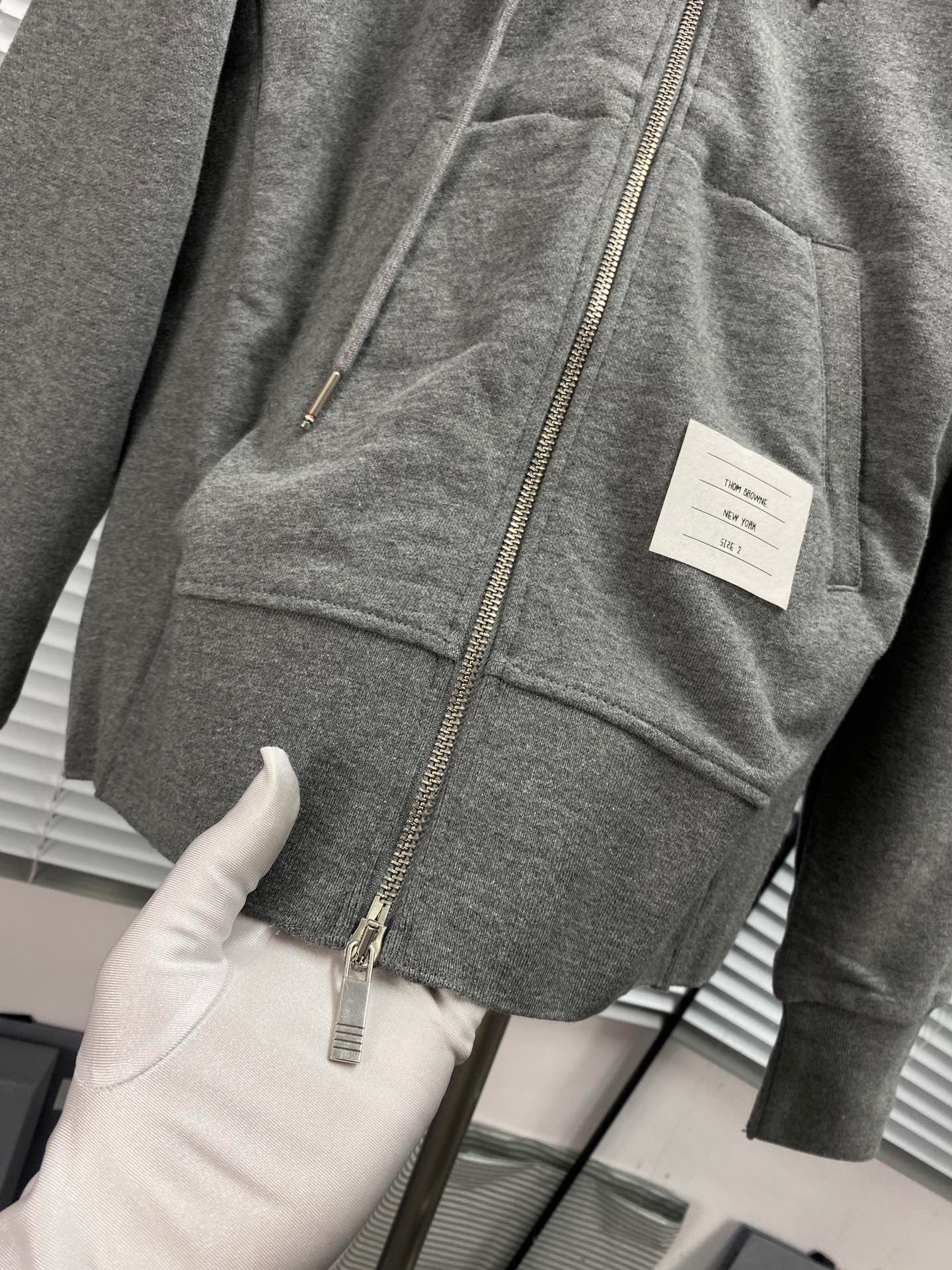 Dunkelblaue und graue Jacke