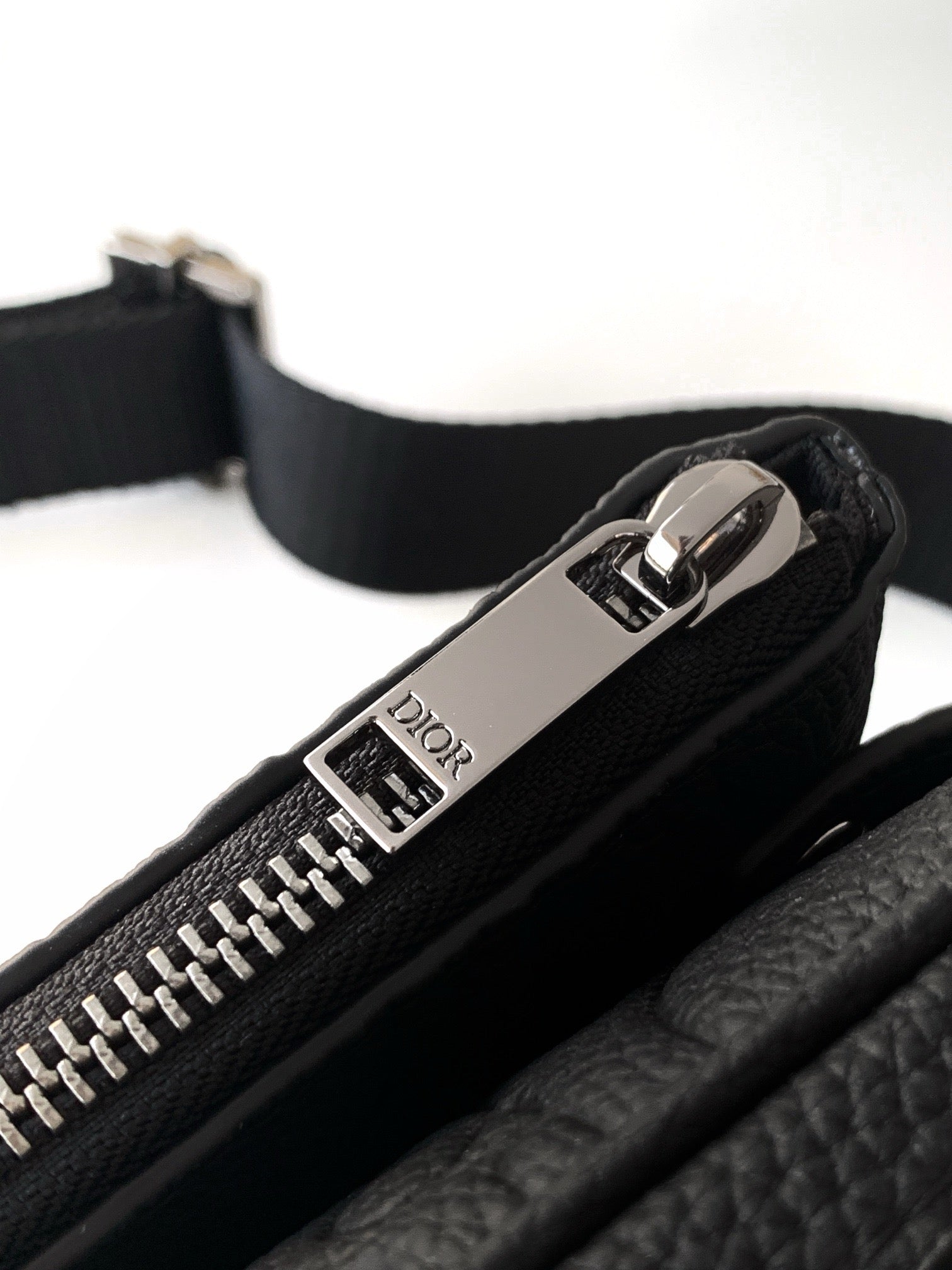 Graublaue und schwarze Tasche
