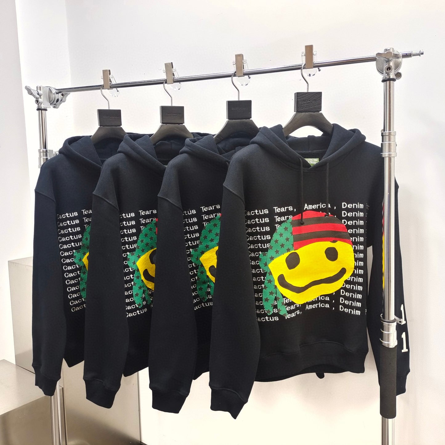 جارزة سوداء بقبعة شتوية