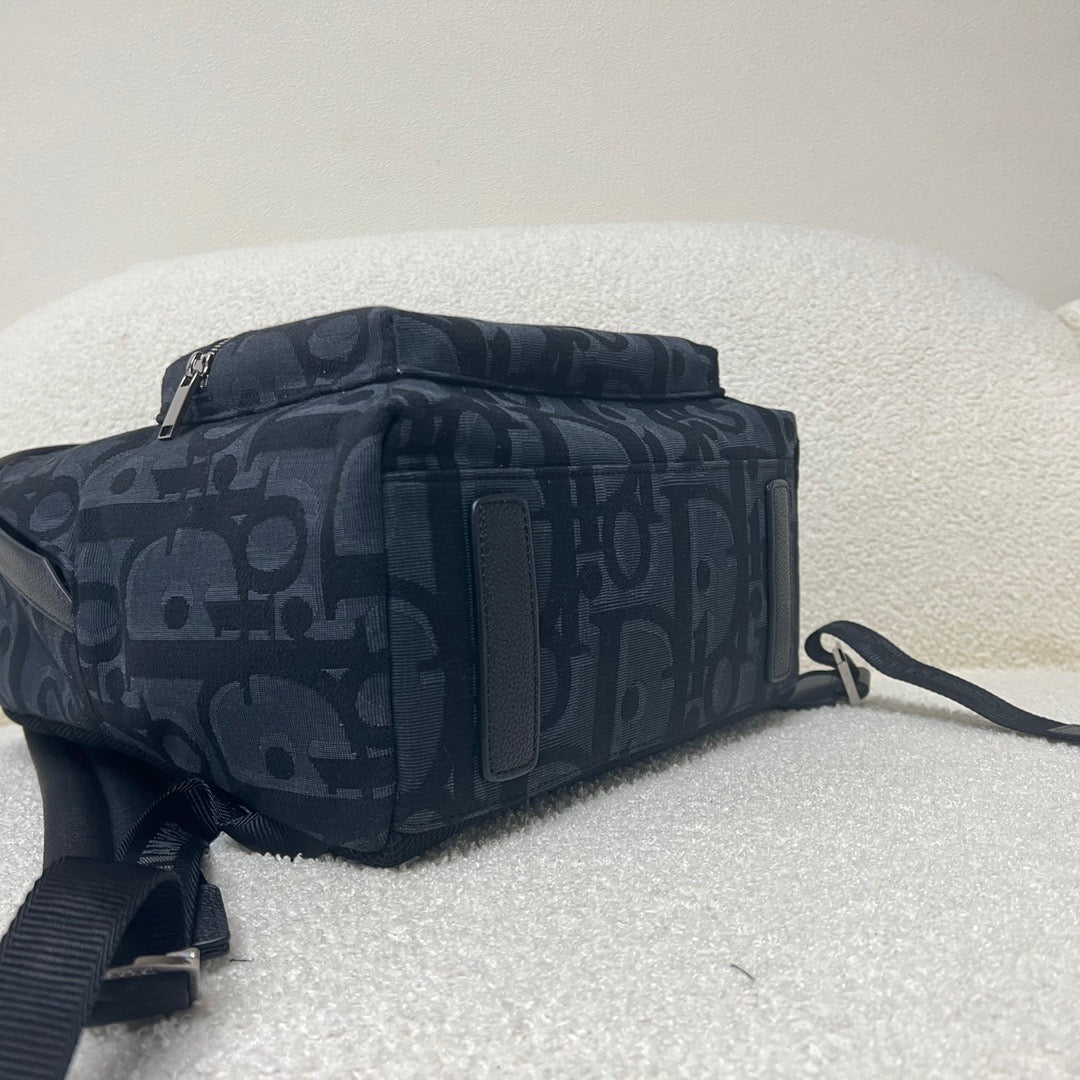 Bolso oblicuo negro y clásico