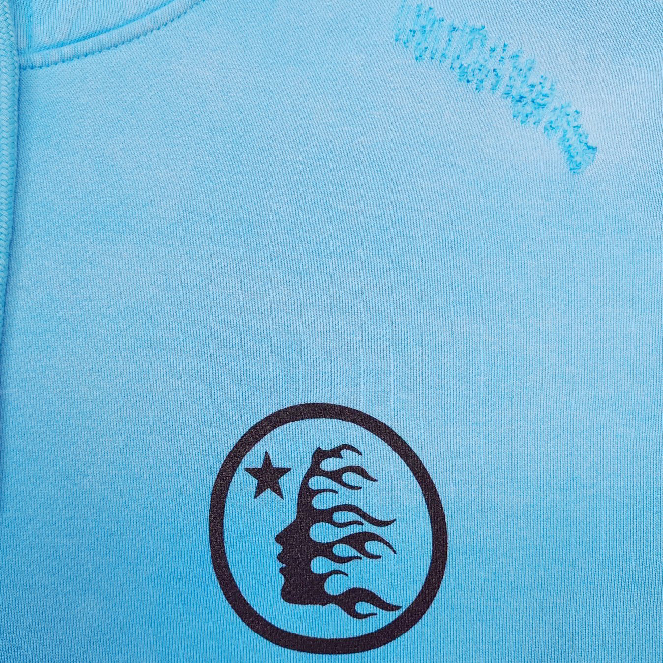 Himmelblauer Hoodie
