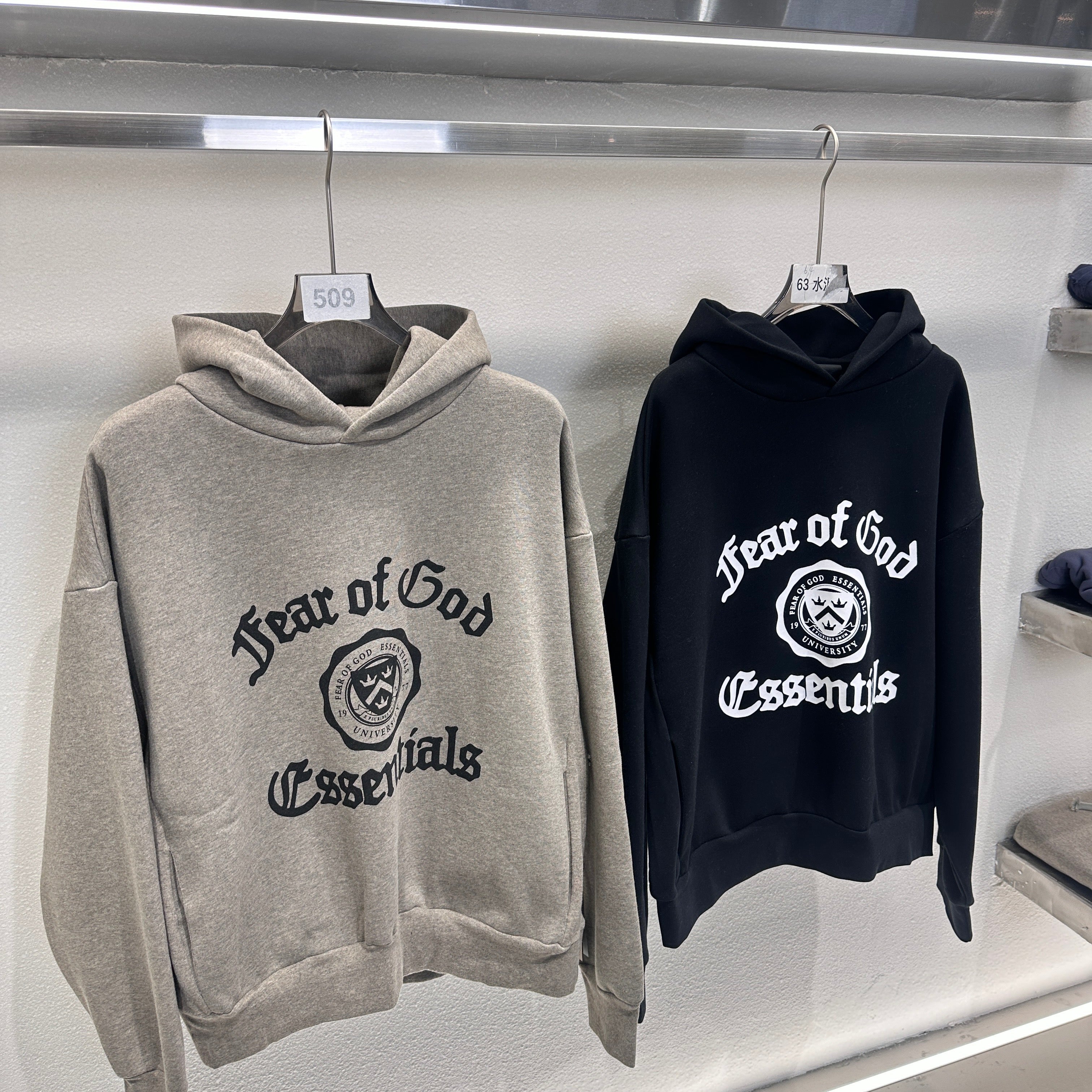 Sudadera con capucha negra y gris niebla oscura