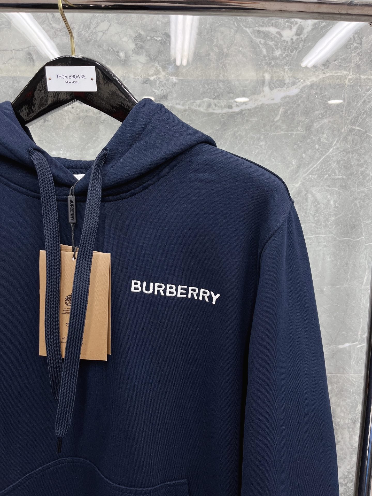 Schwarzer, dunkelblauer und orangefarbener Hoodie