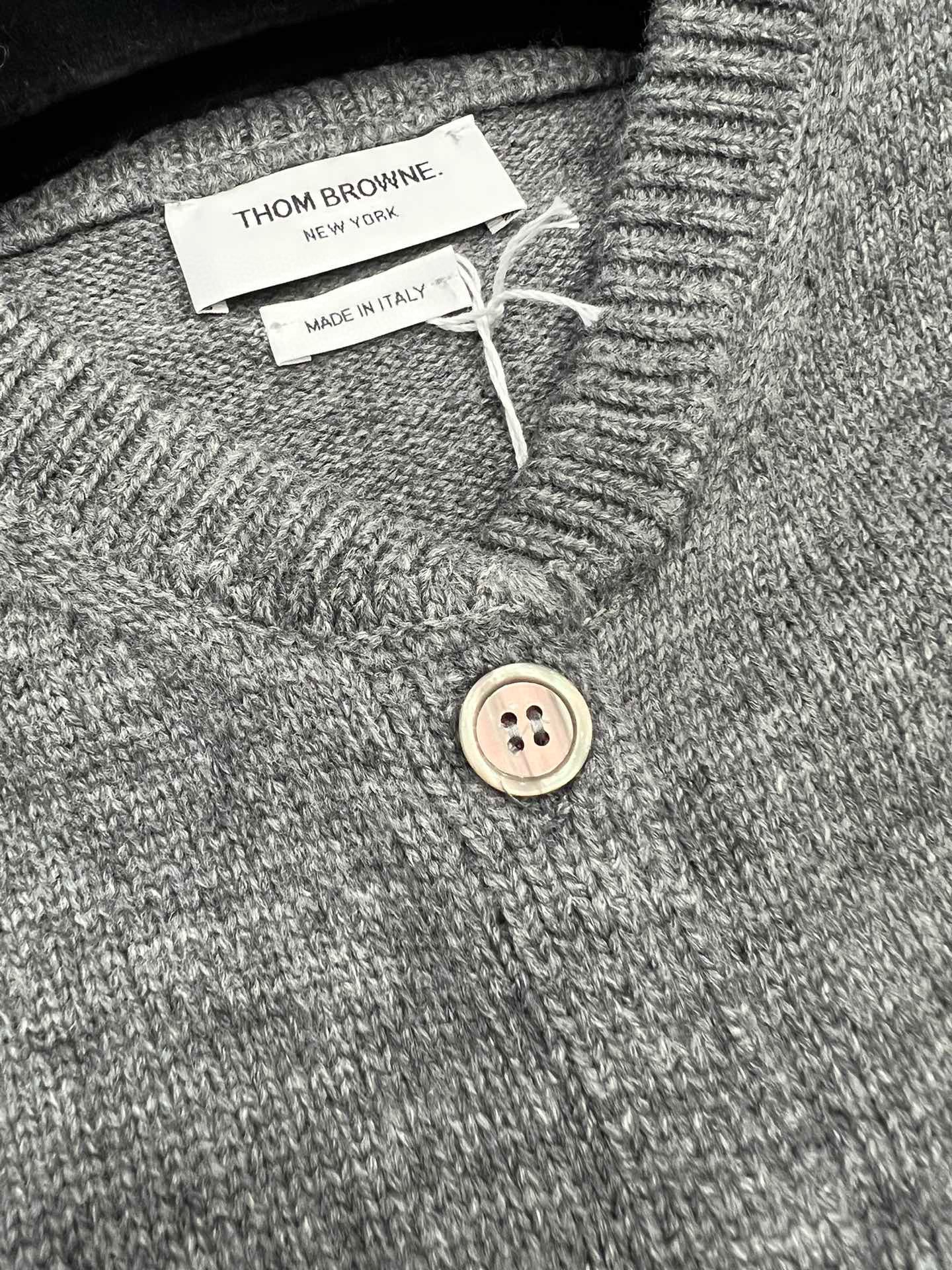 سترة متعددة الألوان