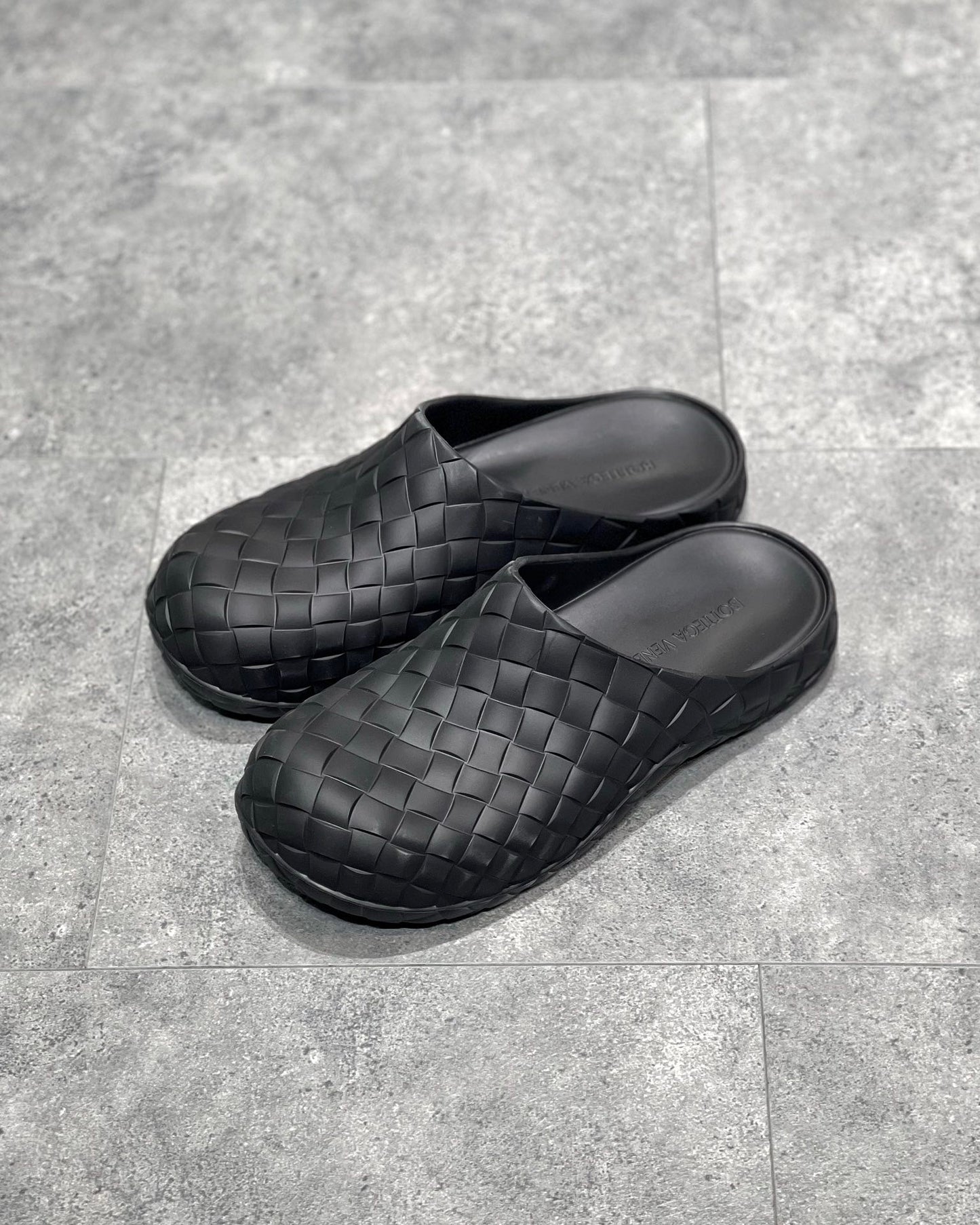 Zapatos negros, blancos y verdes