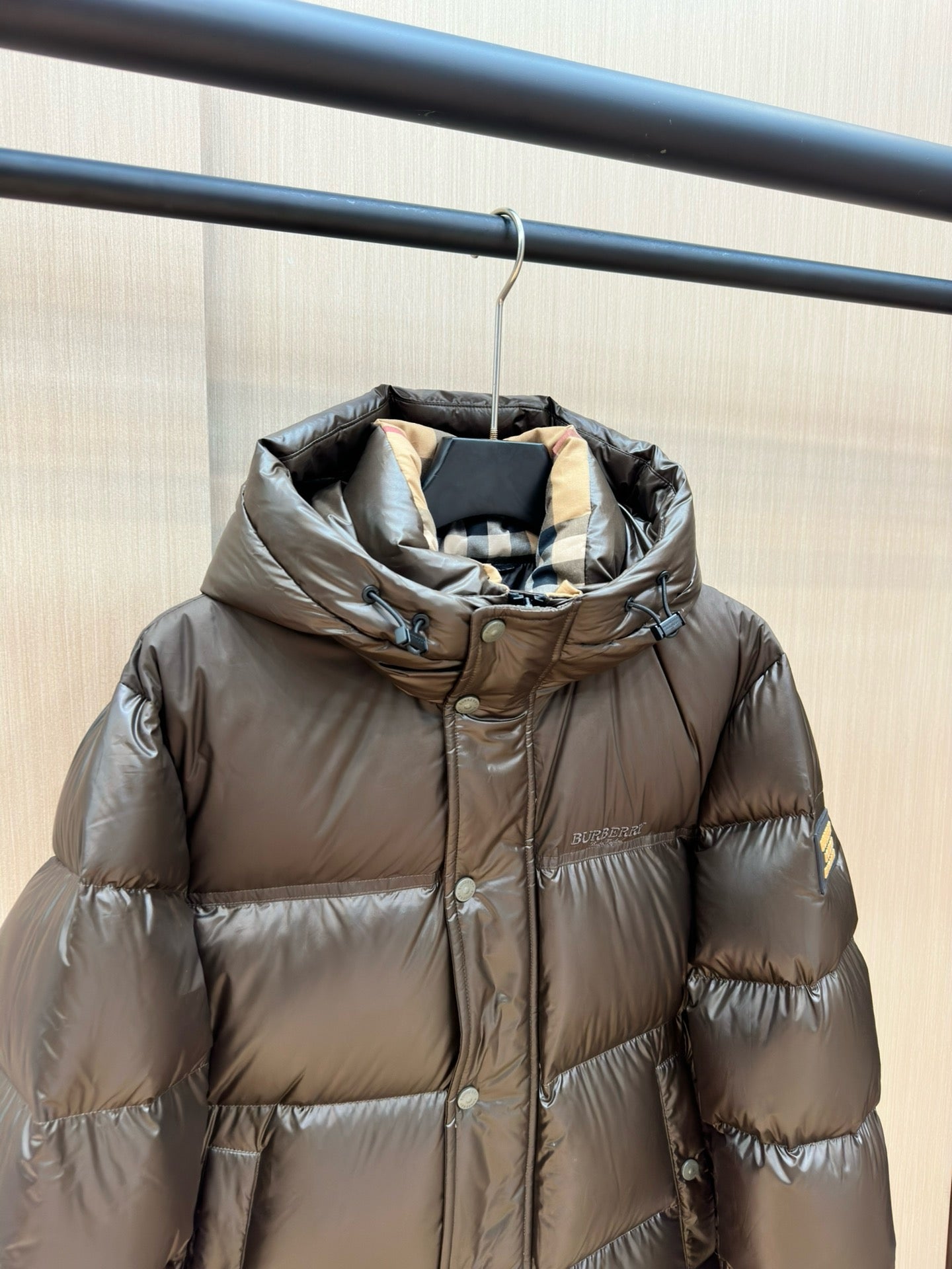Schwarze und dunkelblaue Jacke