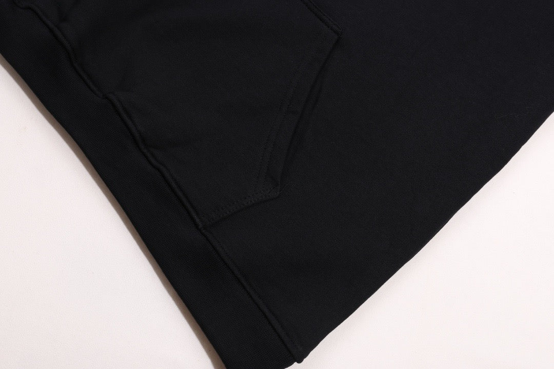 جارزة سوداء بقبعة شتوية