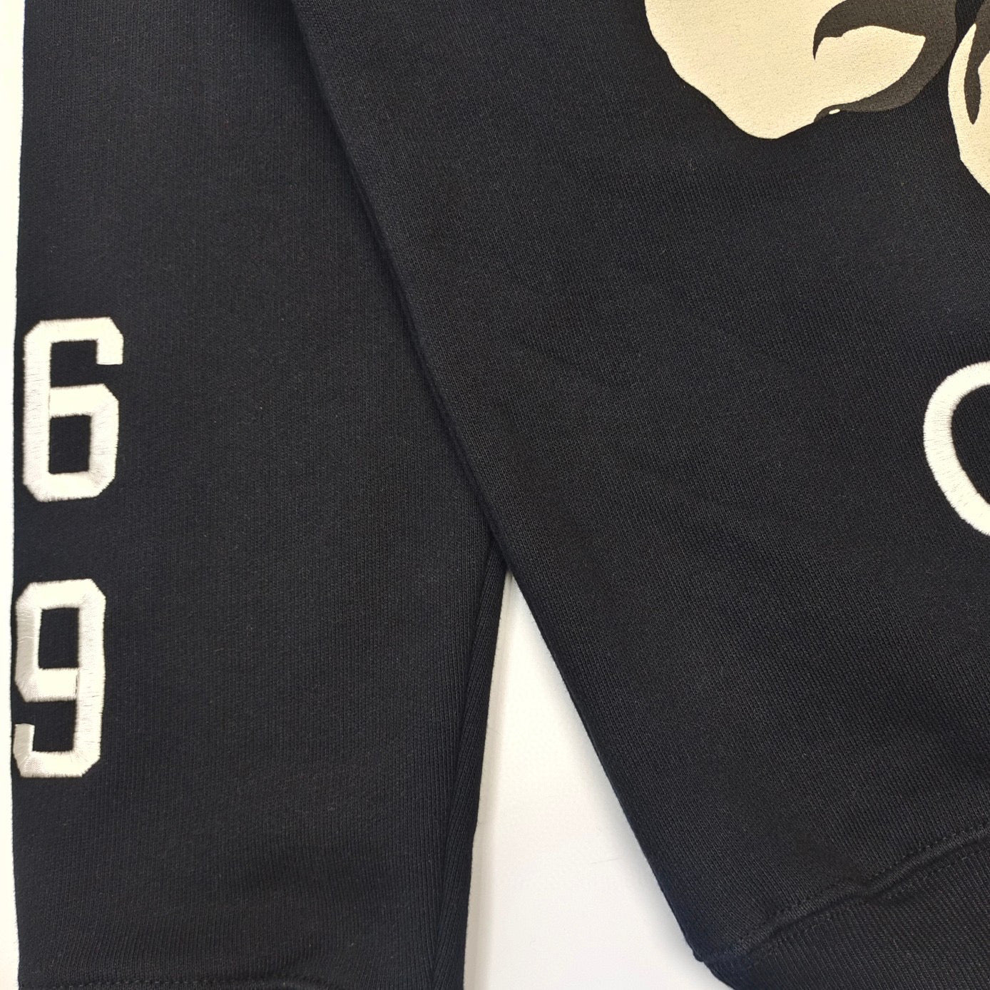 جارزة سوداء بقبعة شتوية