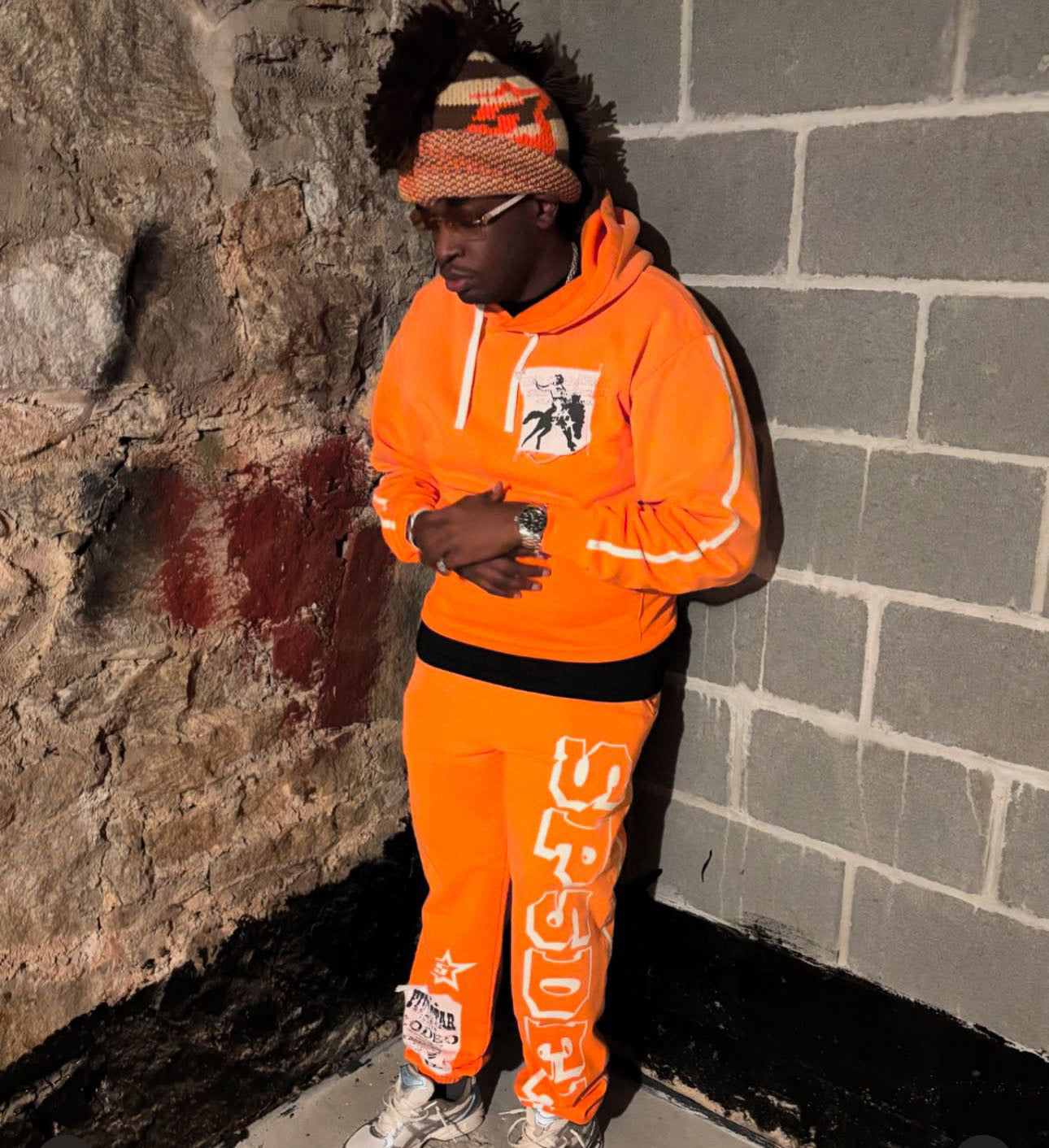 Orangefarbener Kapuzenpullover