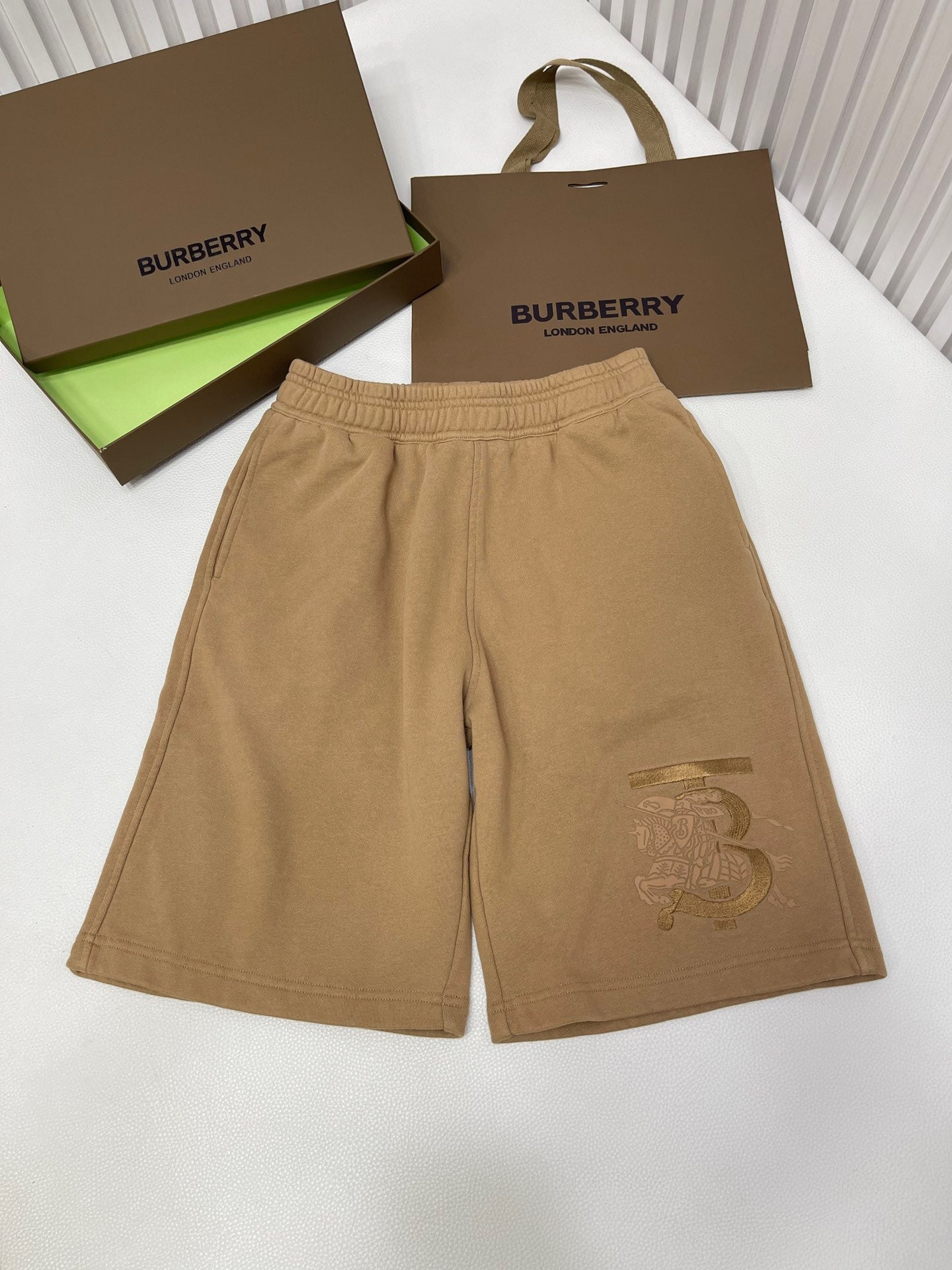 Schwarze und khakifarbene Shorts