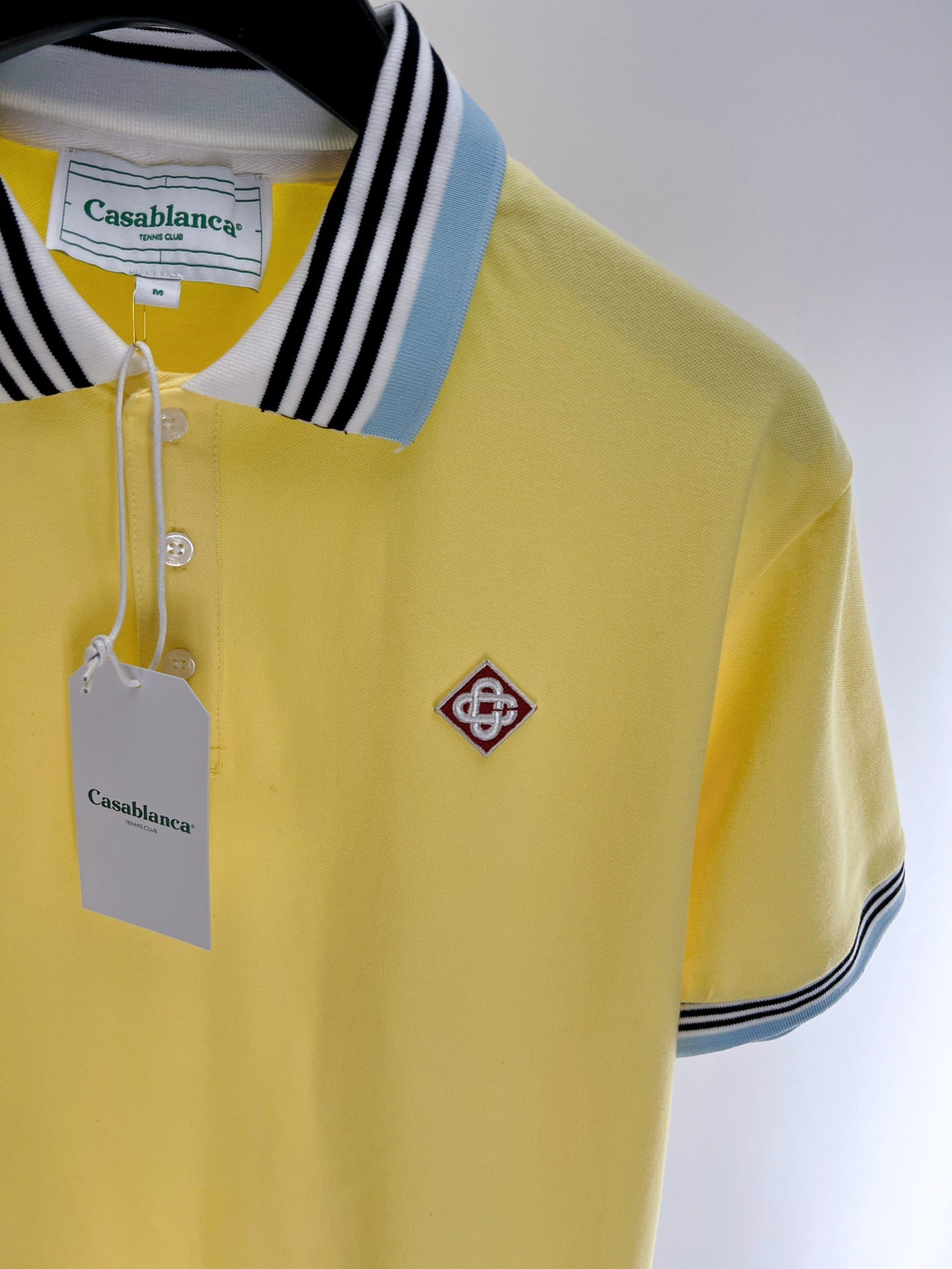 Gelbes und blaues Polo