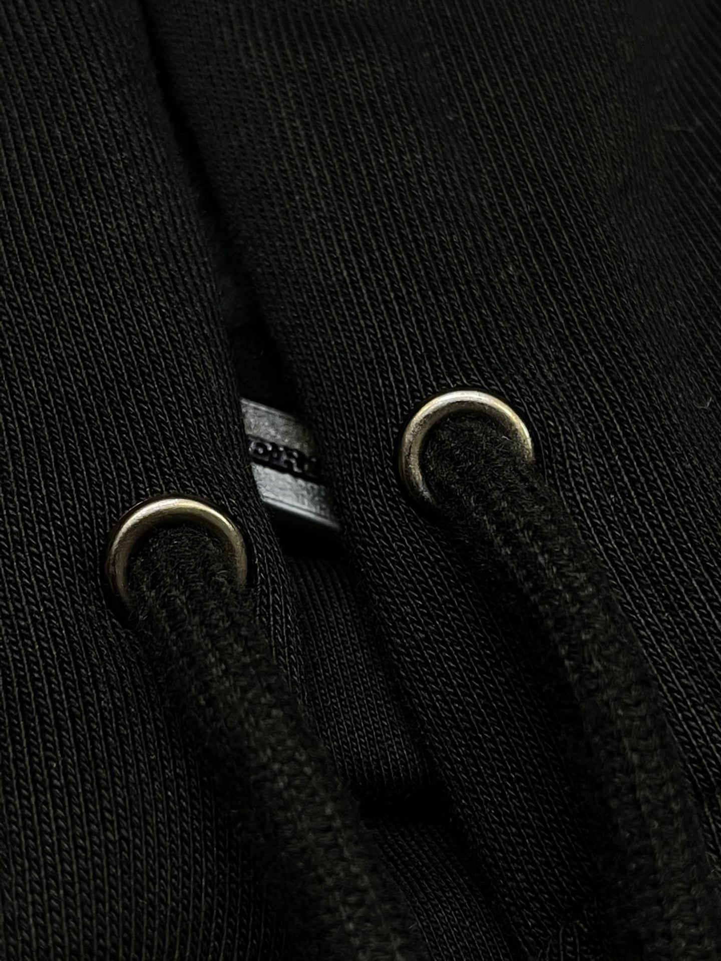 Schwarze und graue Jacke