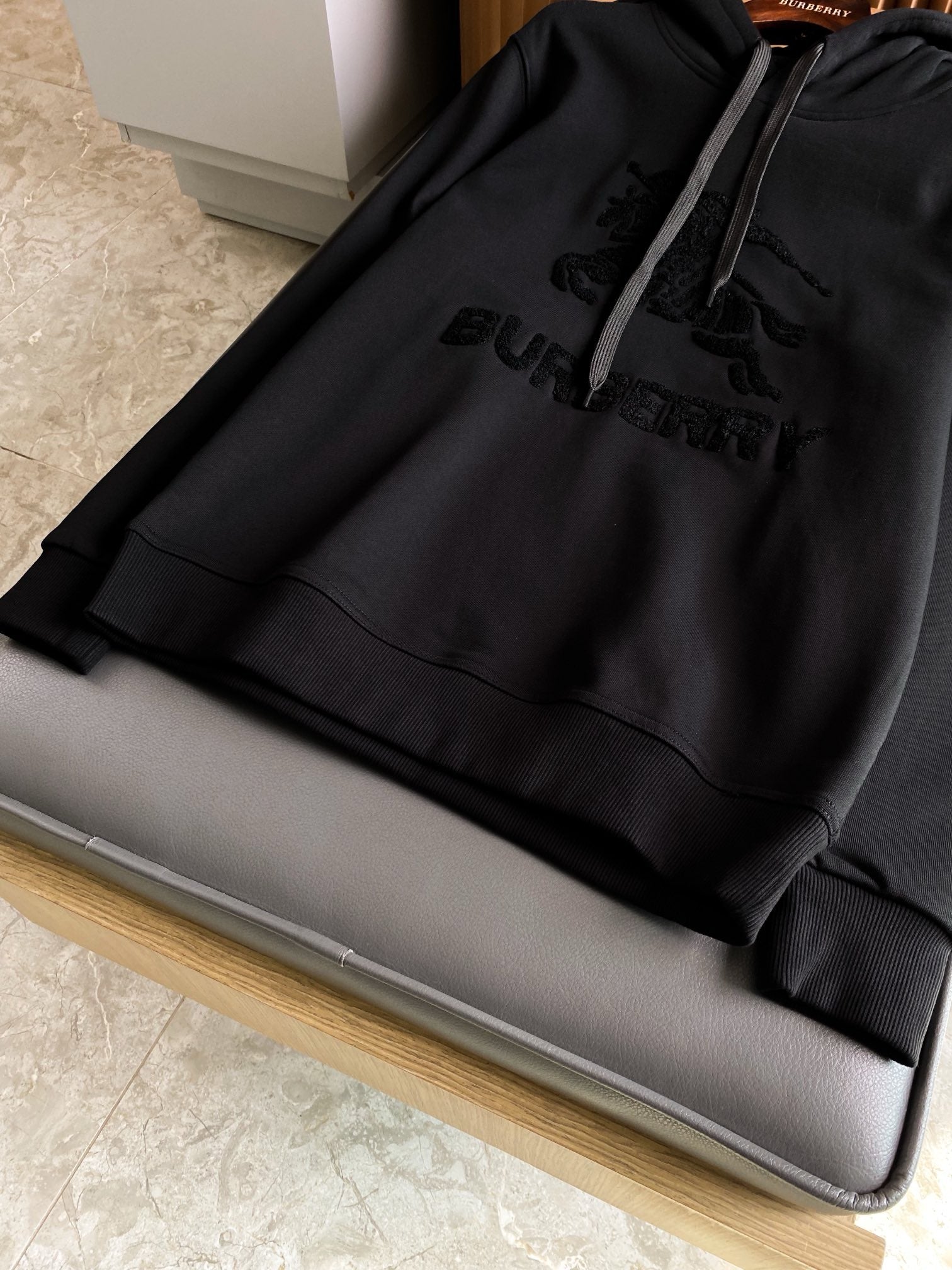 Schwarzer Hoodie