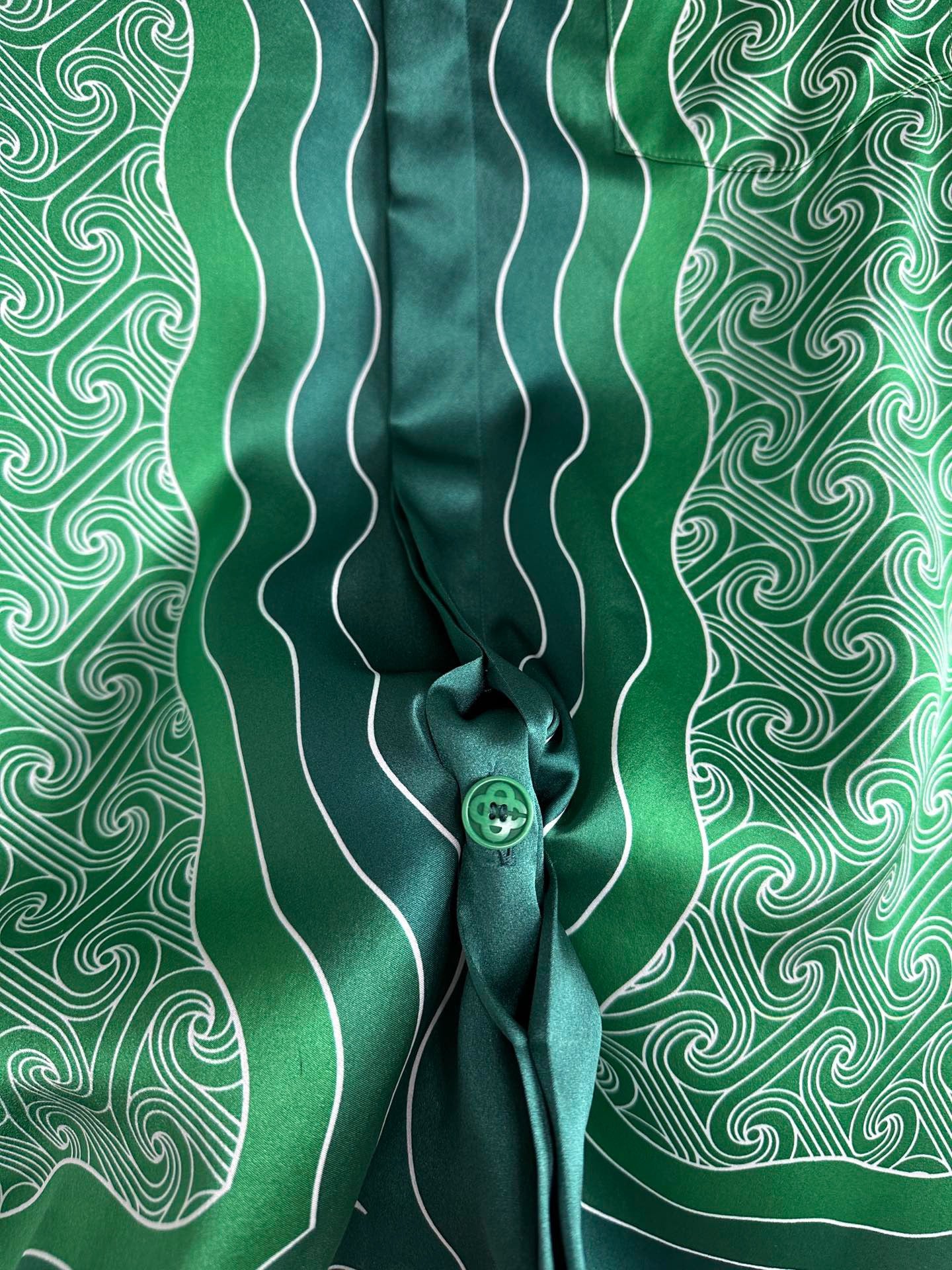 قميص متعدد الألوان