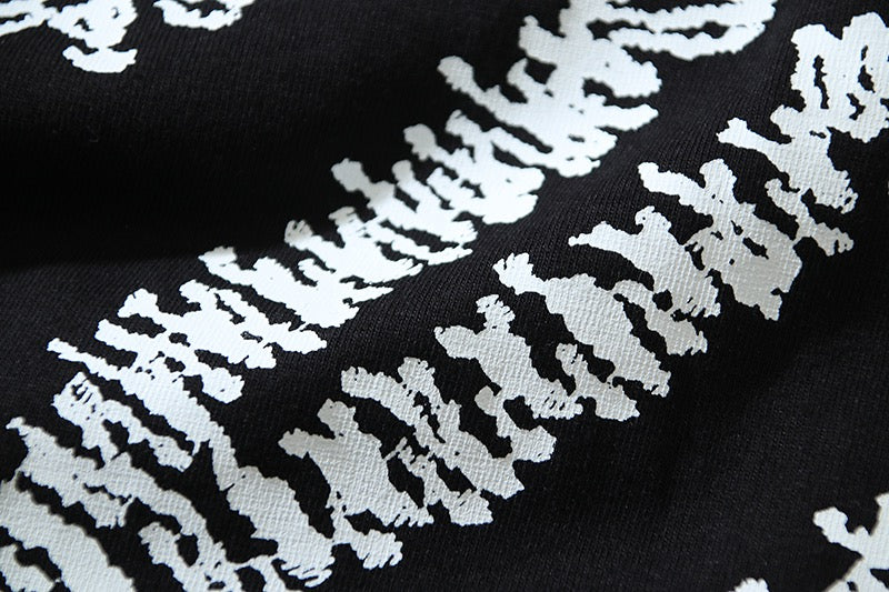 Weißes und schwarzes T-Shirt