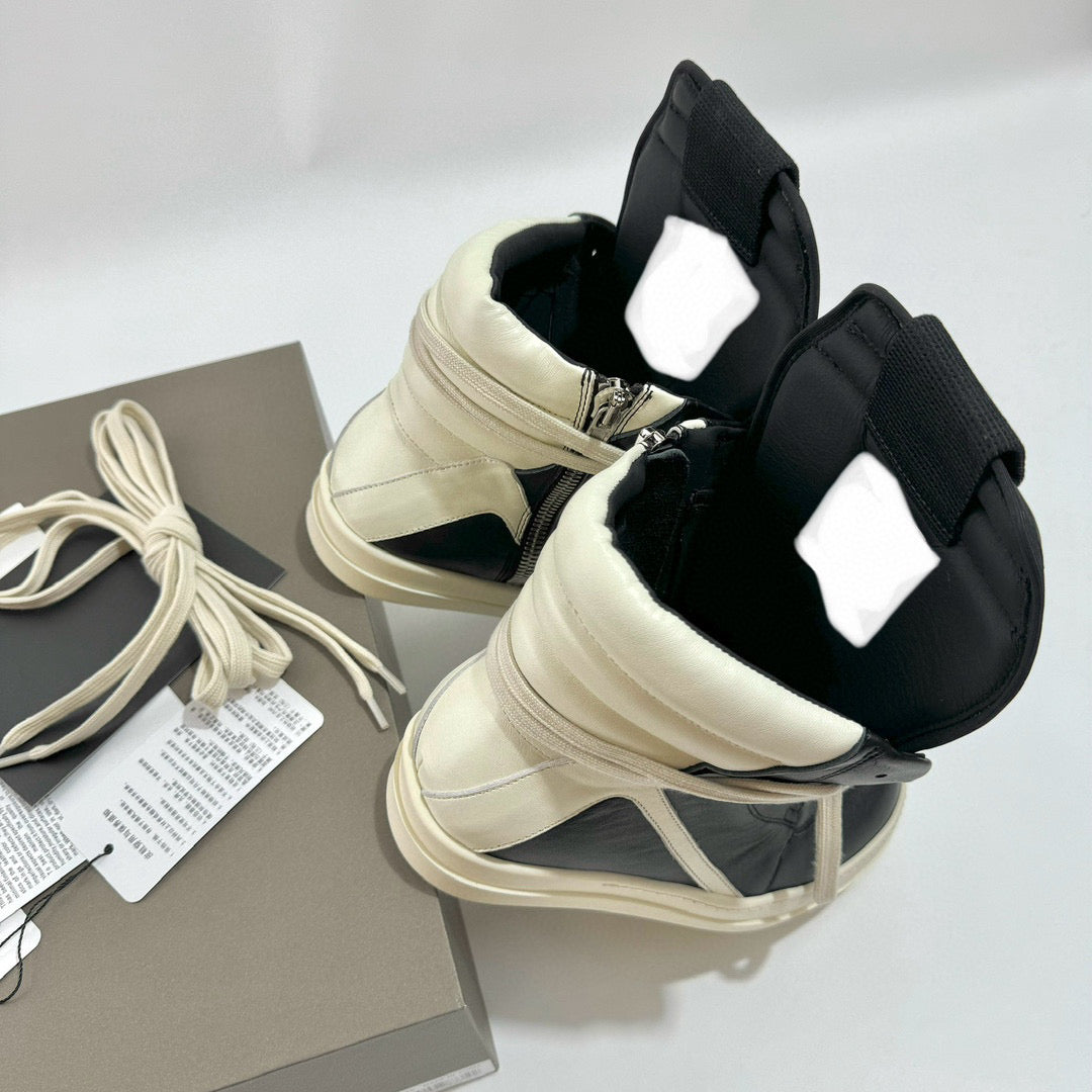 أحذية سوداء وبيضاء